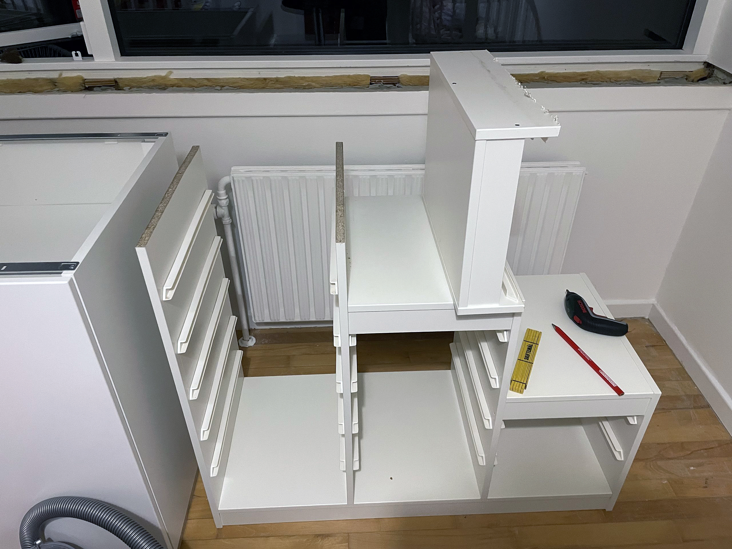 Børneseng med garage til den trehjulede