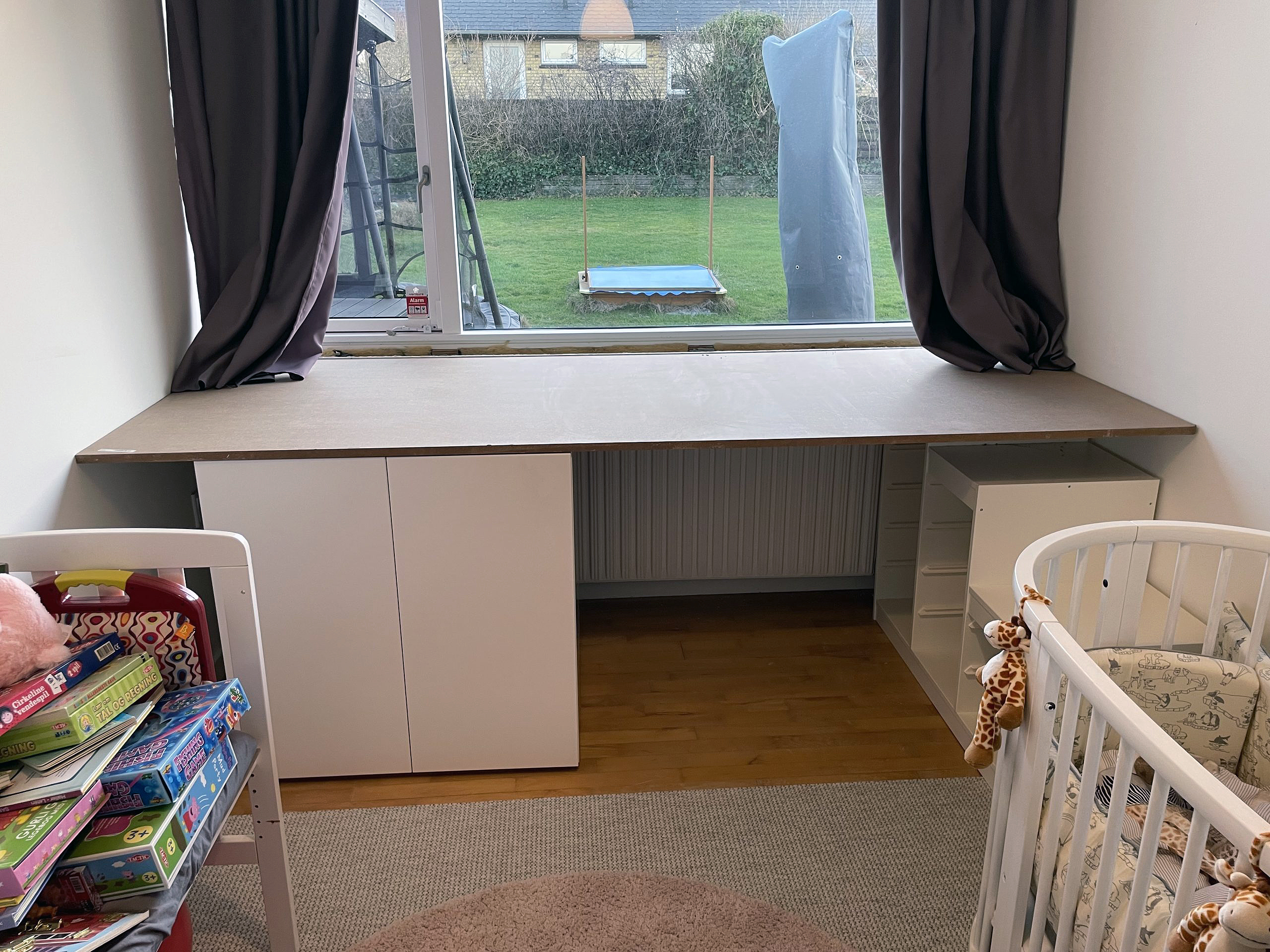 Børneseng med garage til den trehjulede