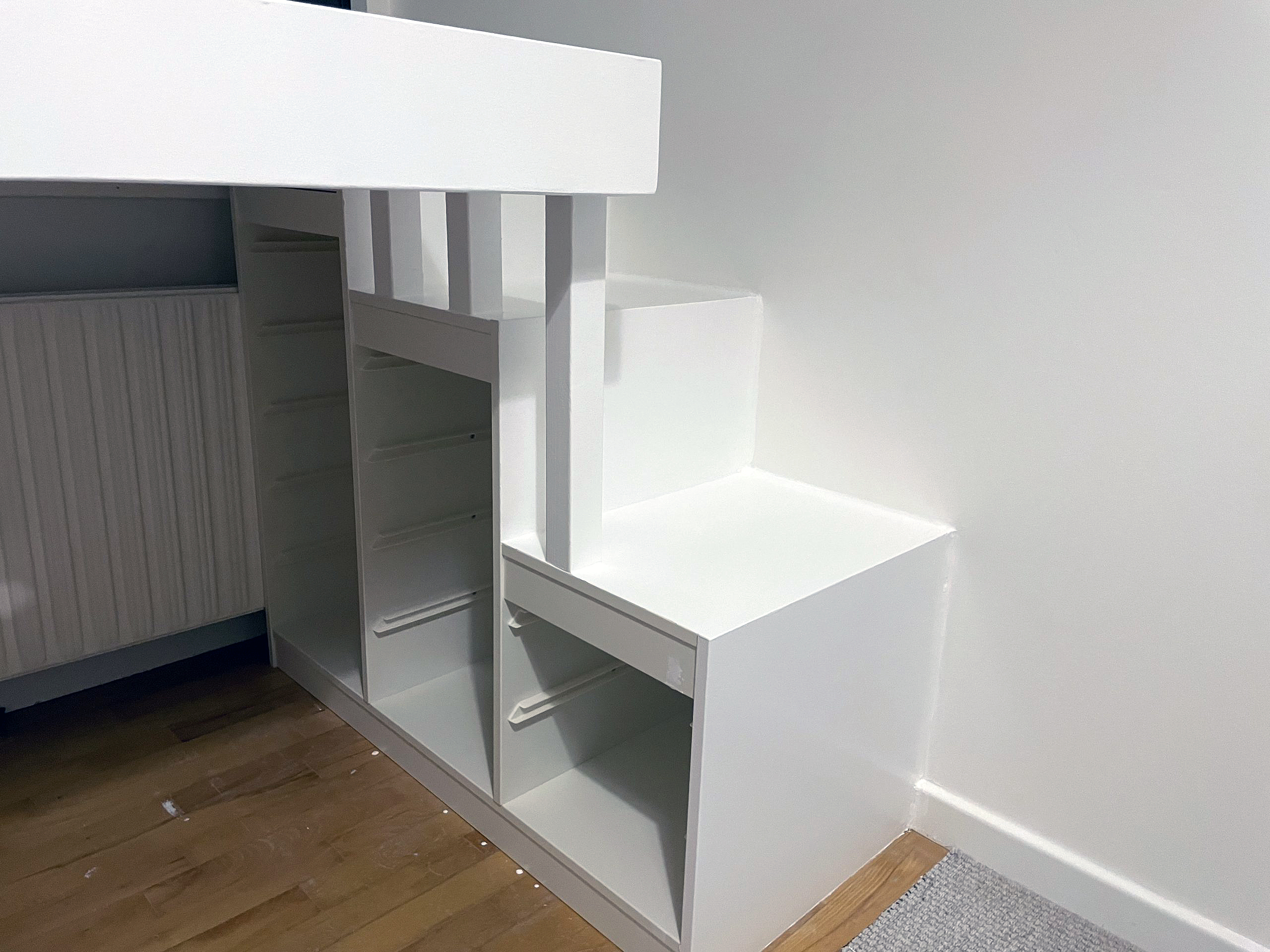 Børneseng med garage til den trehjulede