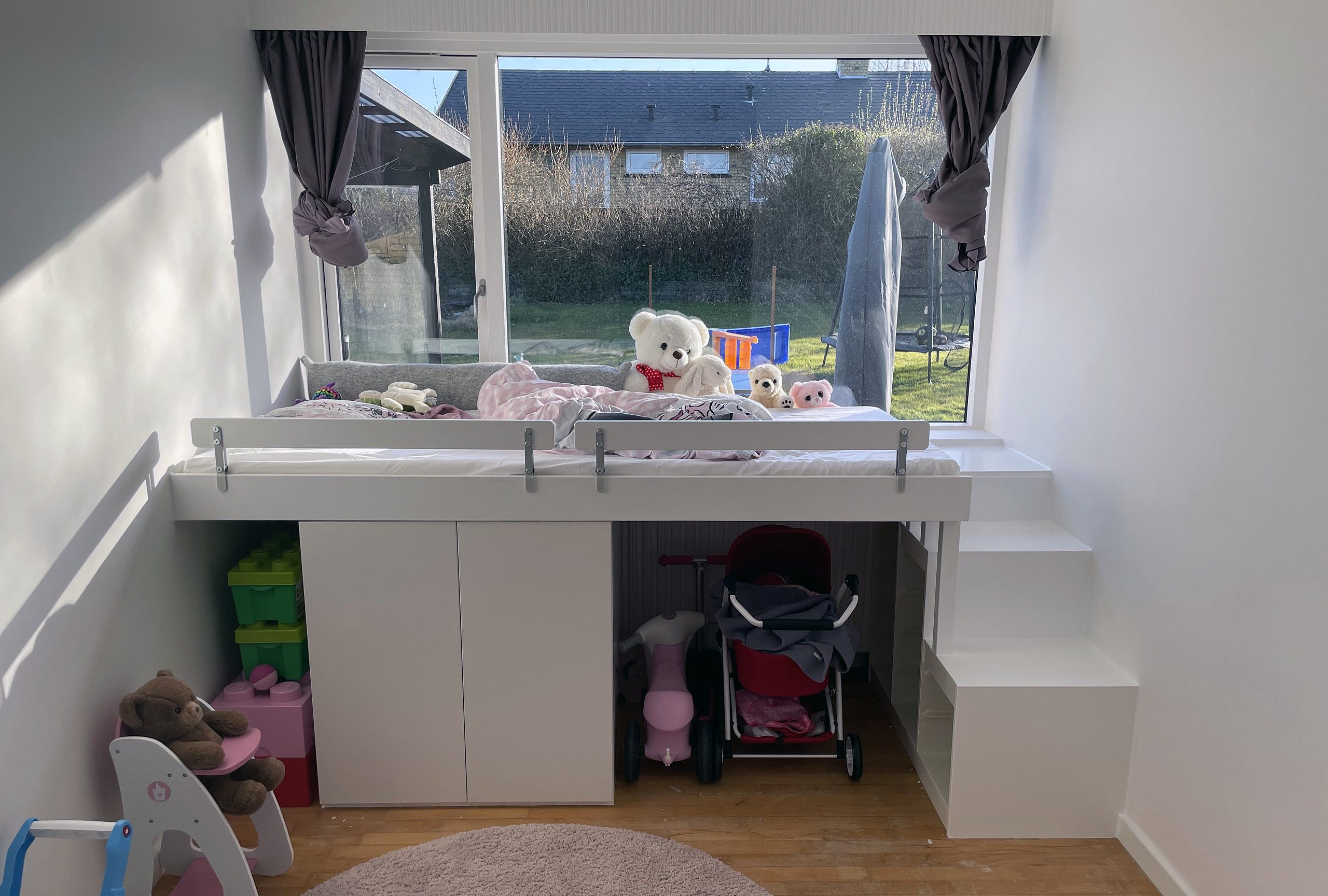 Børneseng med garage til den trehjulede