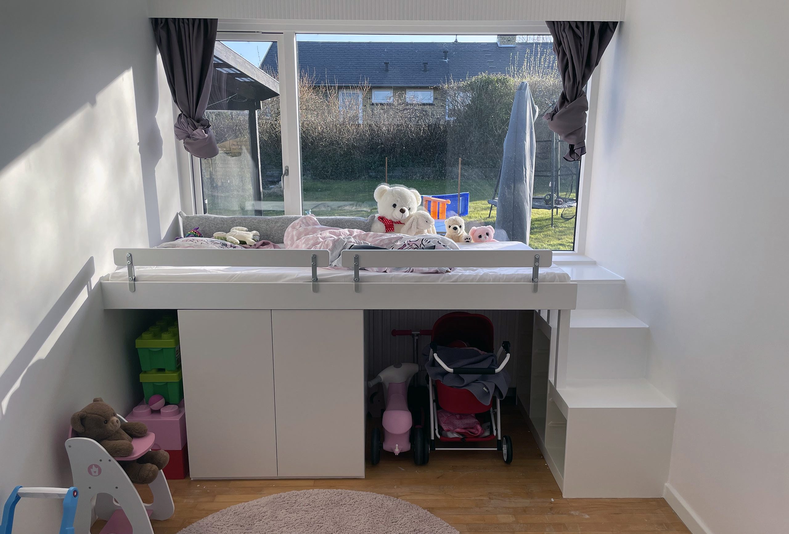 Børneseng med garage til den trehjulede