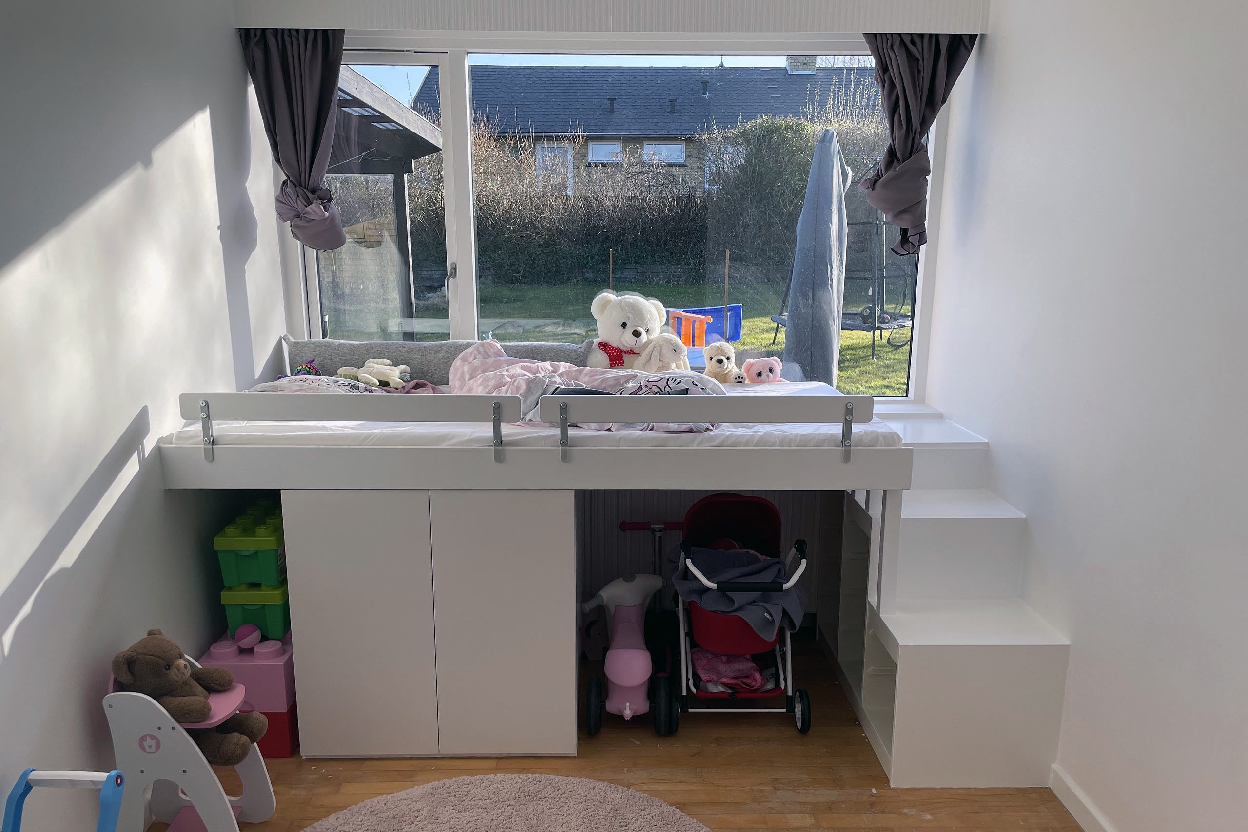 Børneseng med garage til den trehjulede