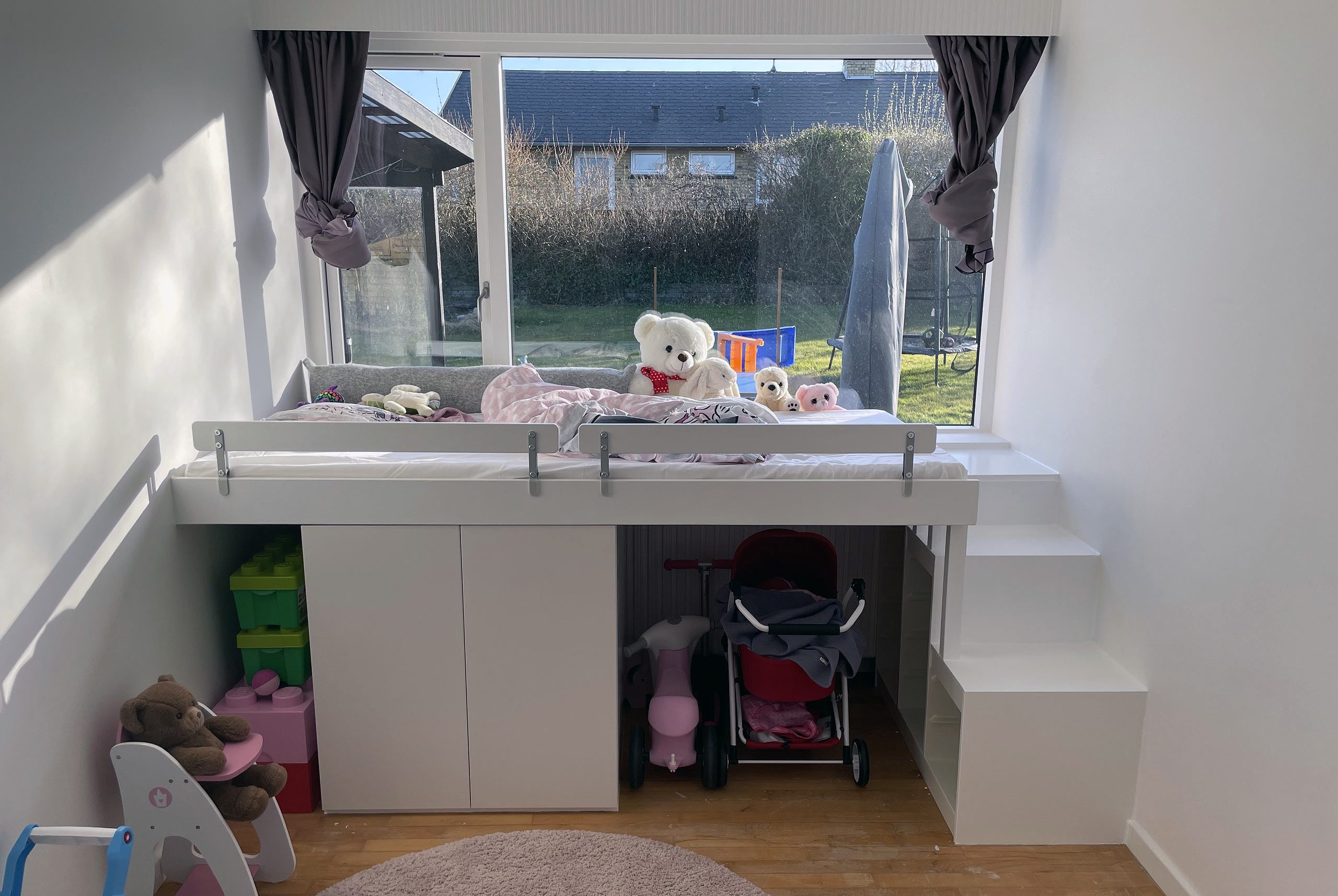 Børneseng med garage til den trehjulede