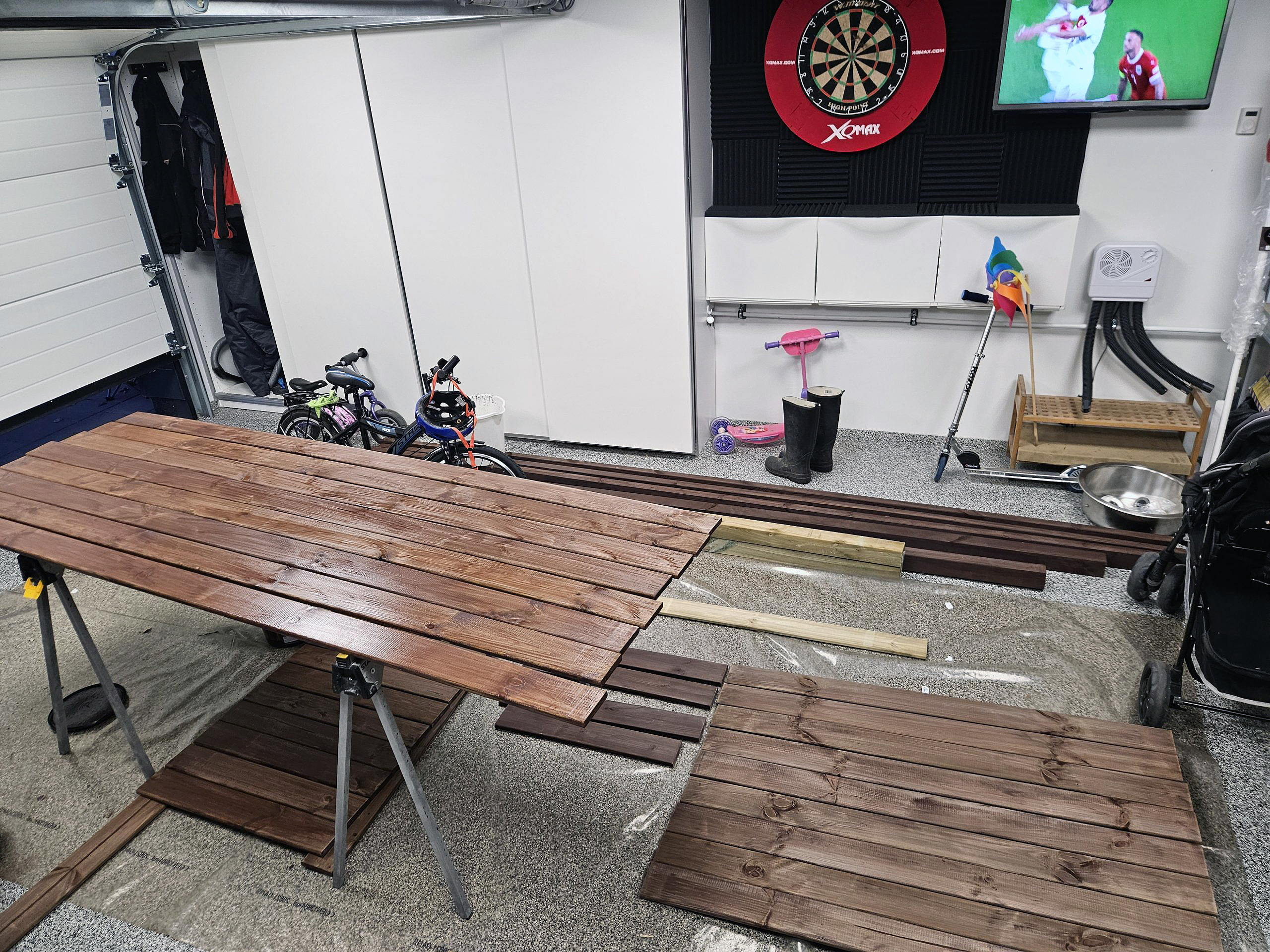 Legeplads med klatrevæg og gynger