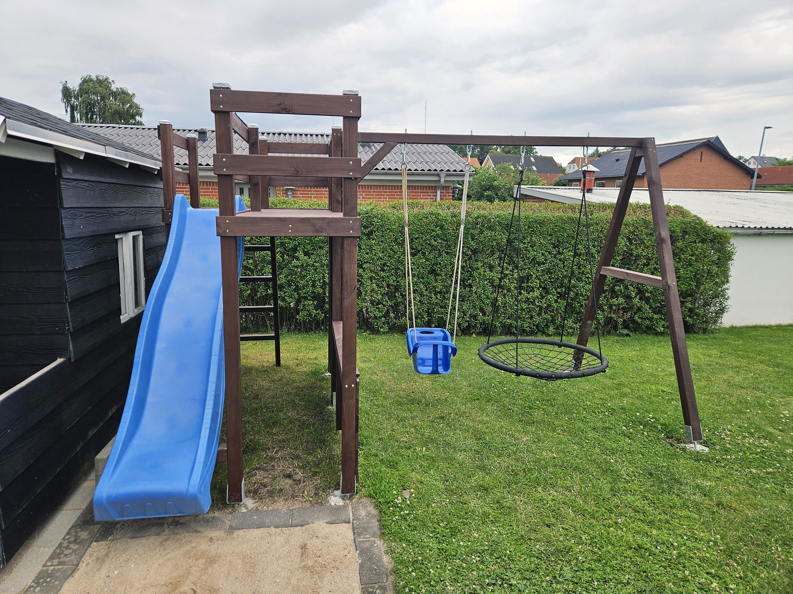 Legeplads med klatrevæg og gynger
