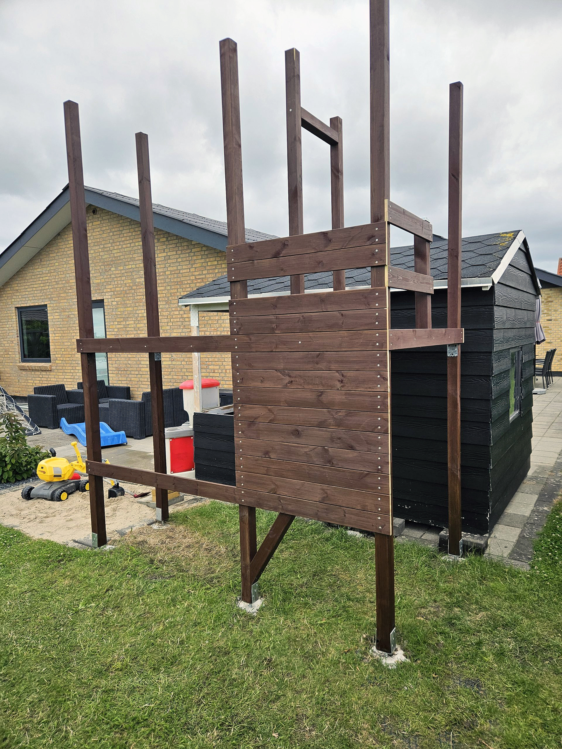 Legeplads med klatrevæg og gynger