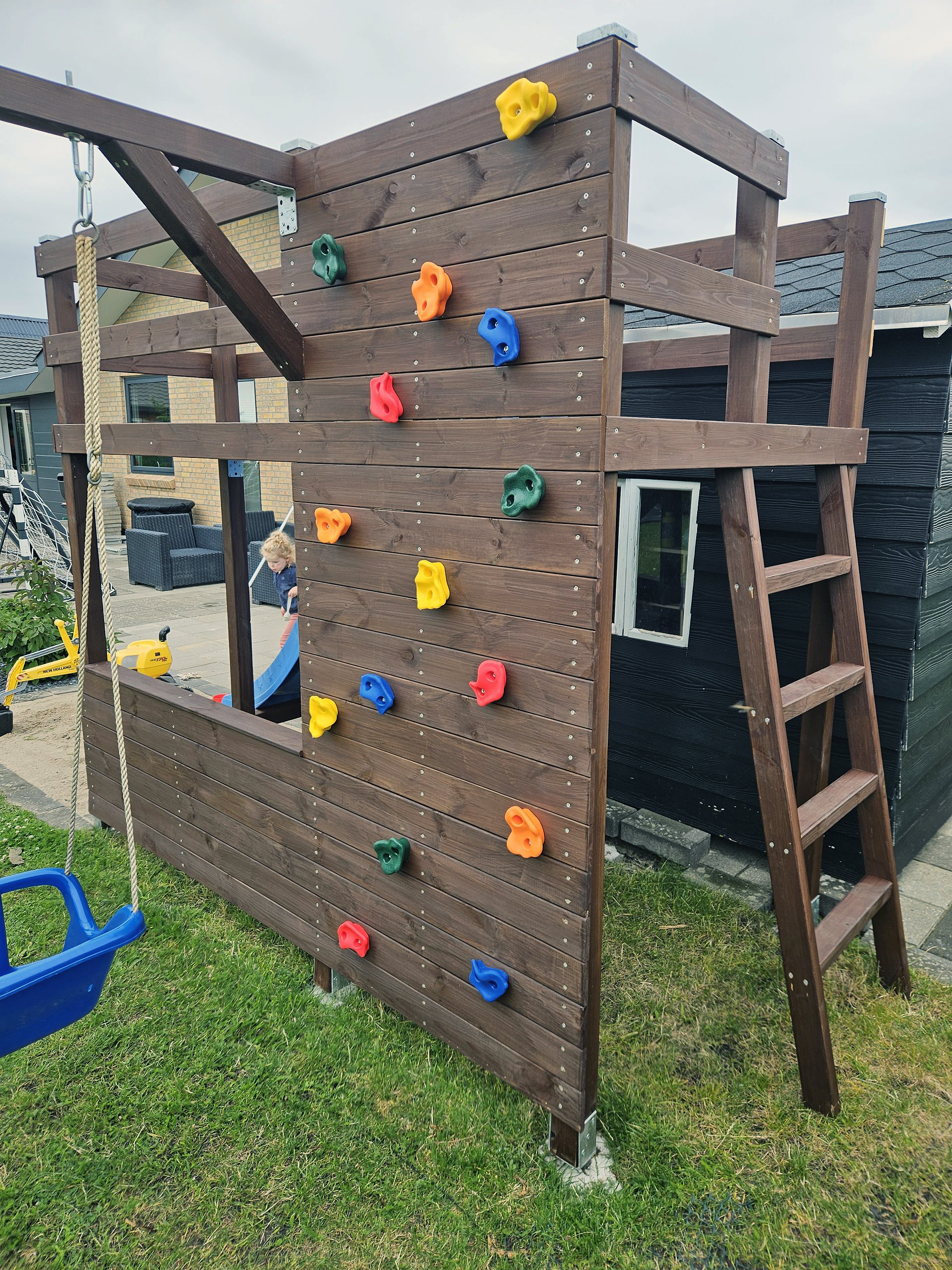 Legeplads med klatrevæg og gynger