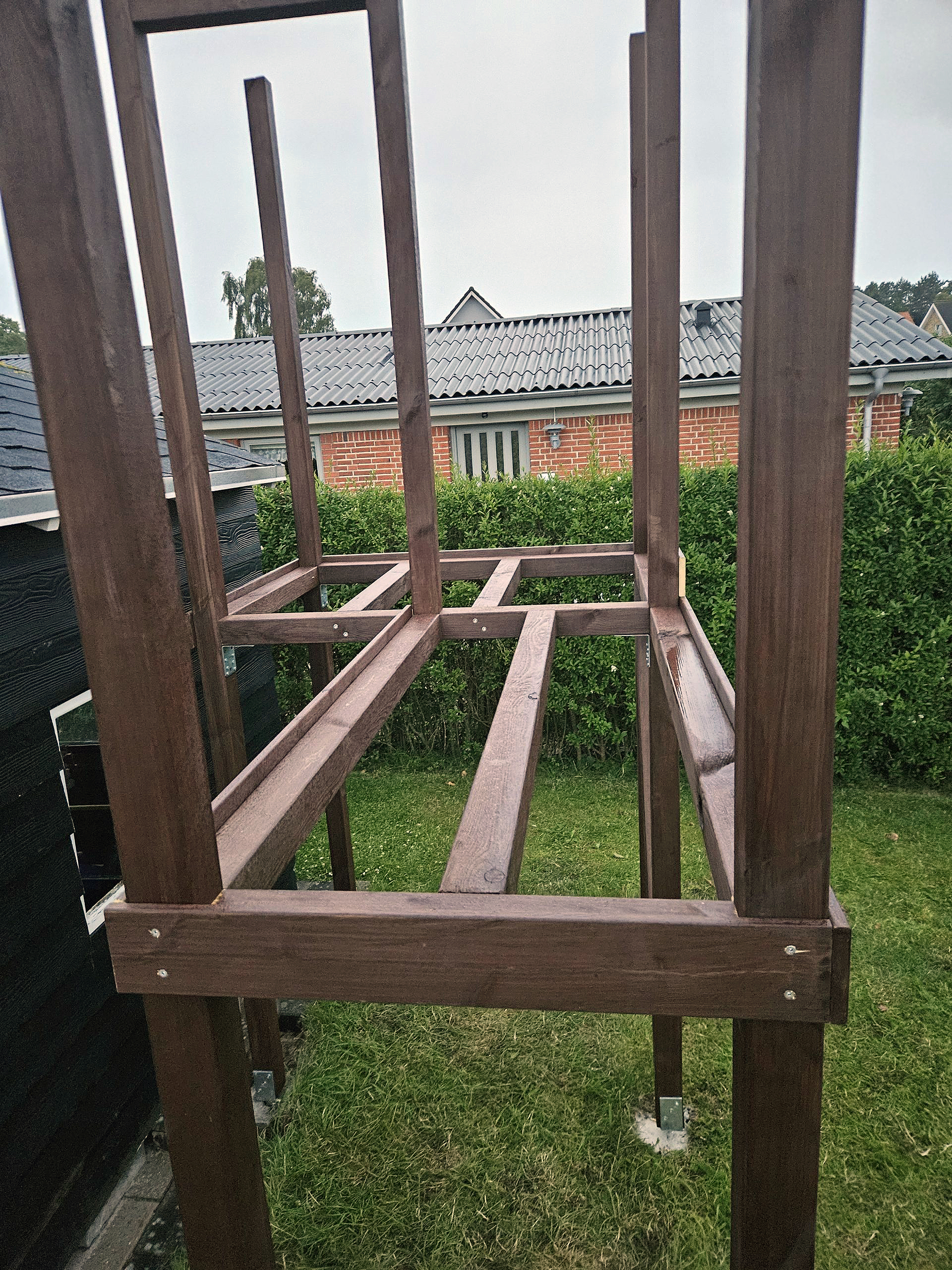 Legeplads med klatrevæg og gynger