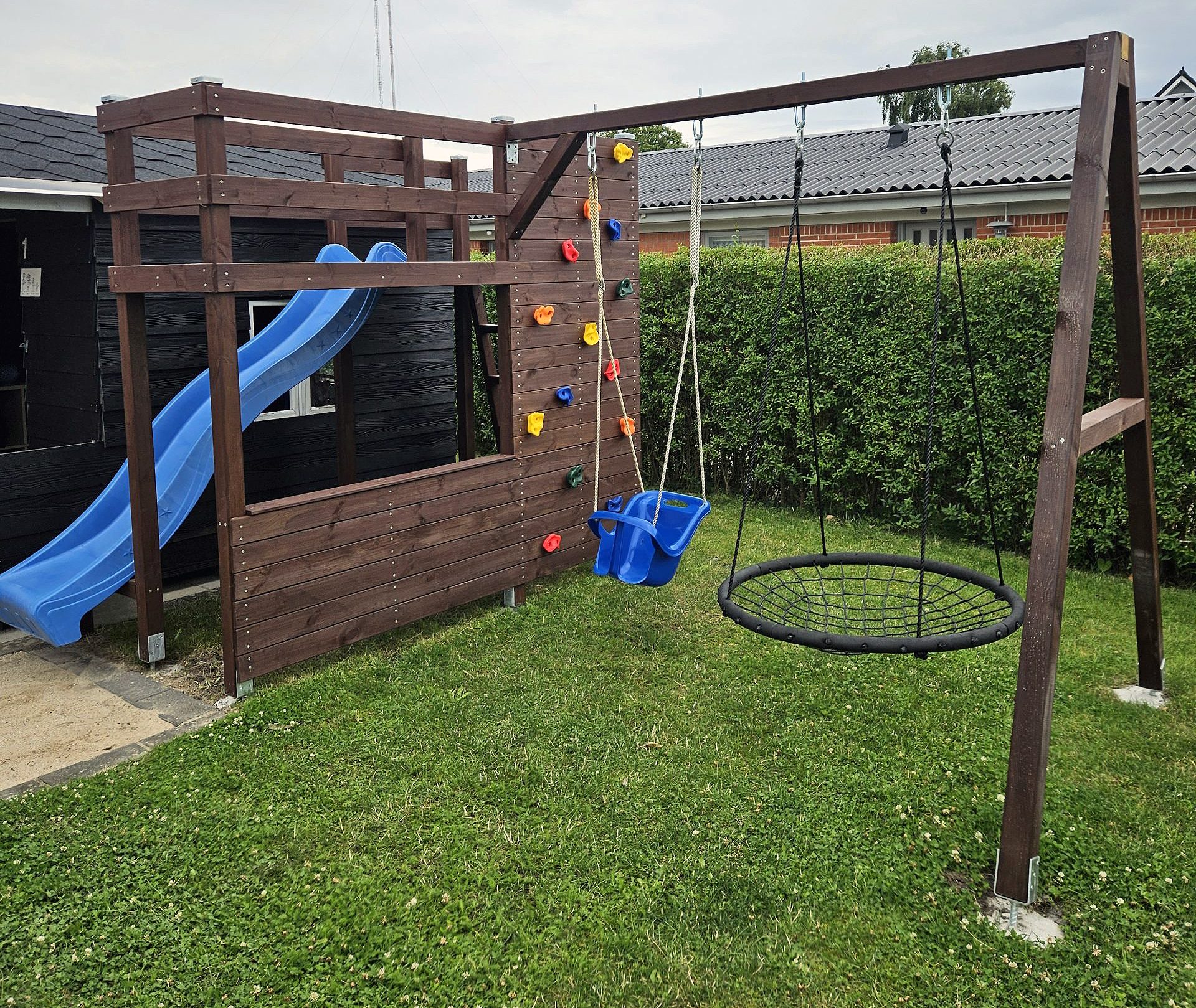 Legeplads med klatrevæg og gynger