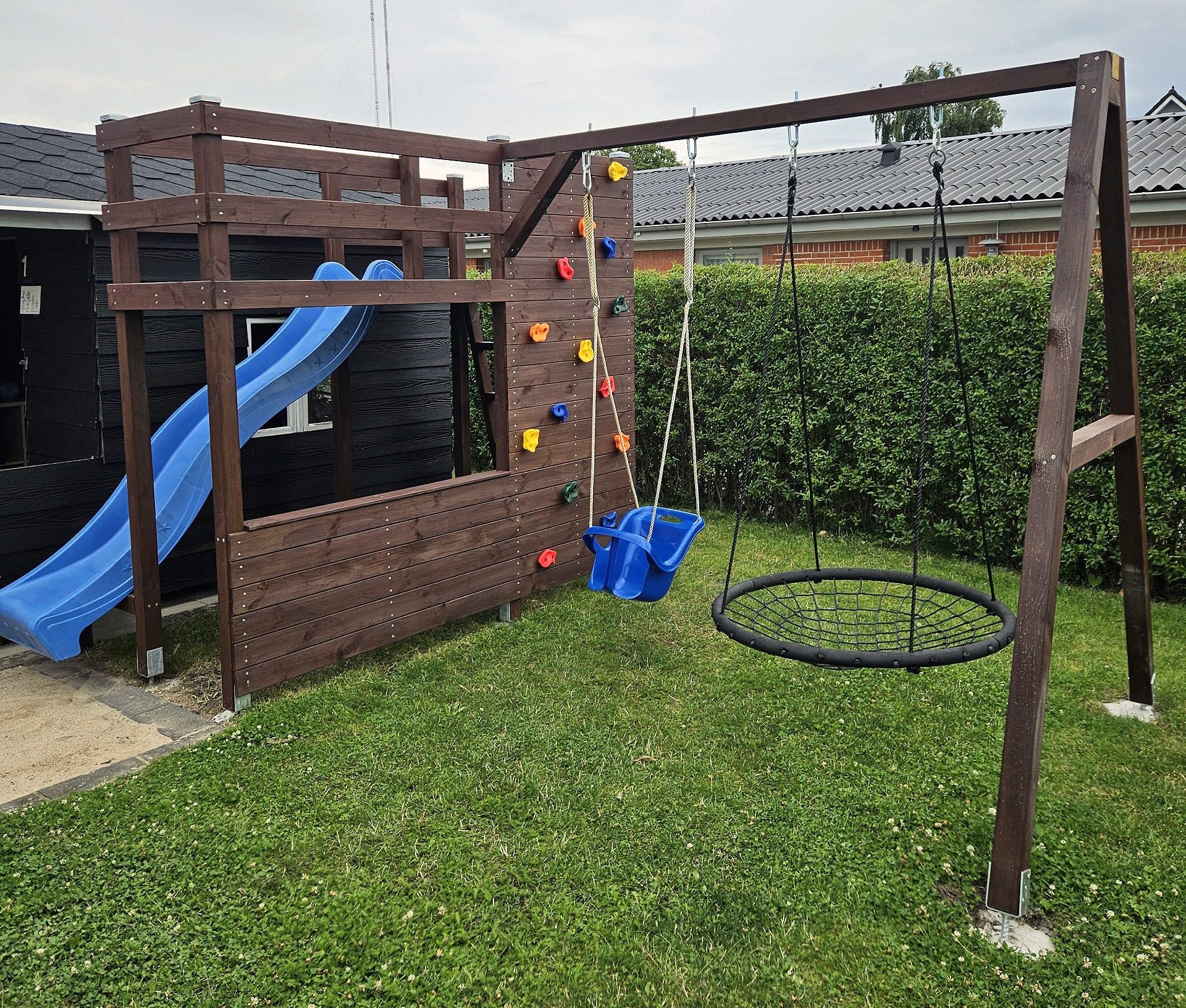 Legeplads med klatrevæg og gynger
