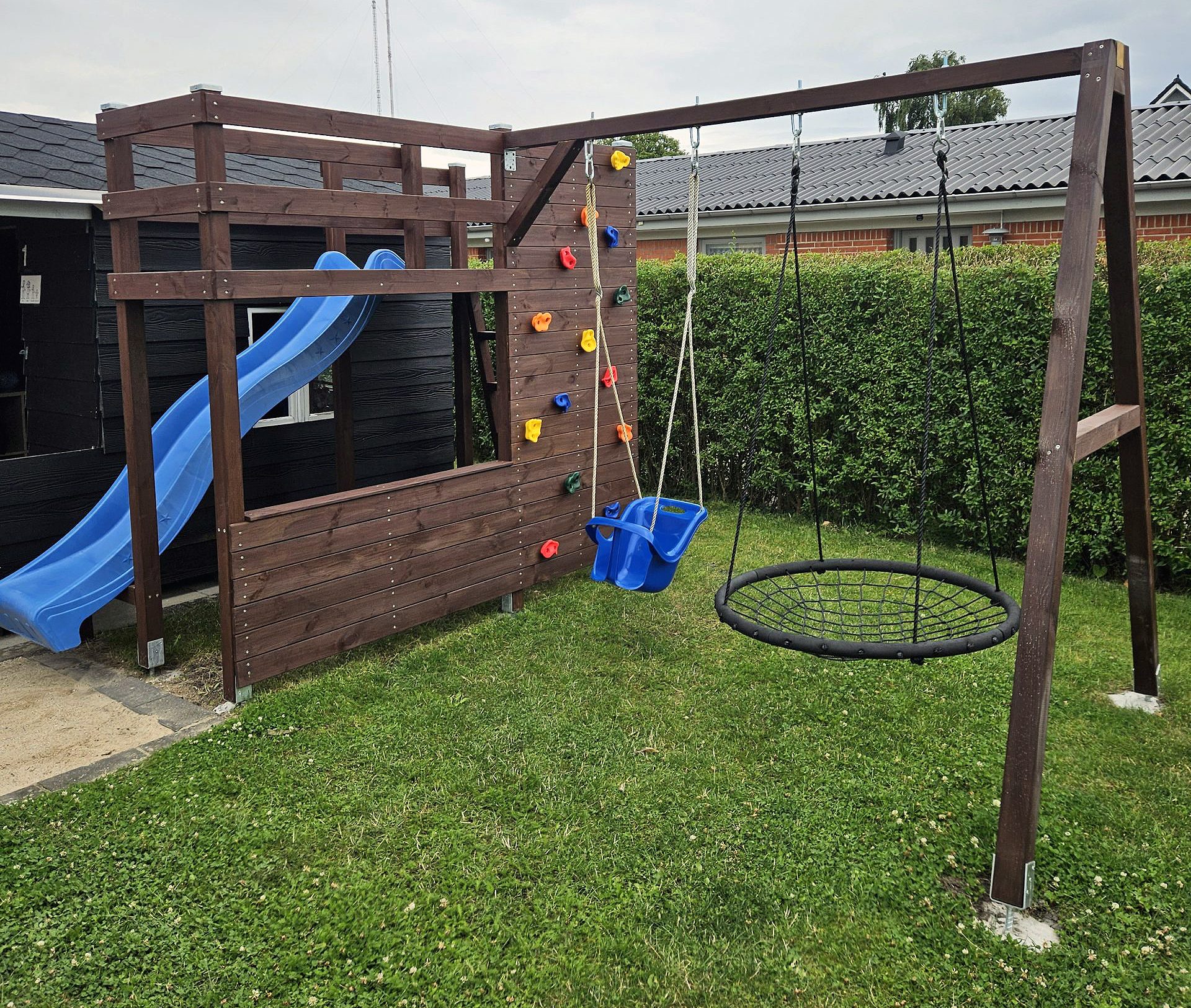 Legeplads med klatrevæg og gynger