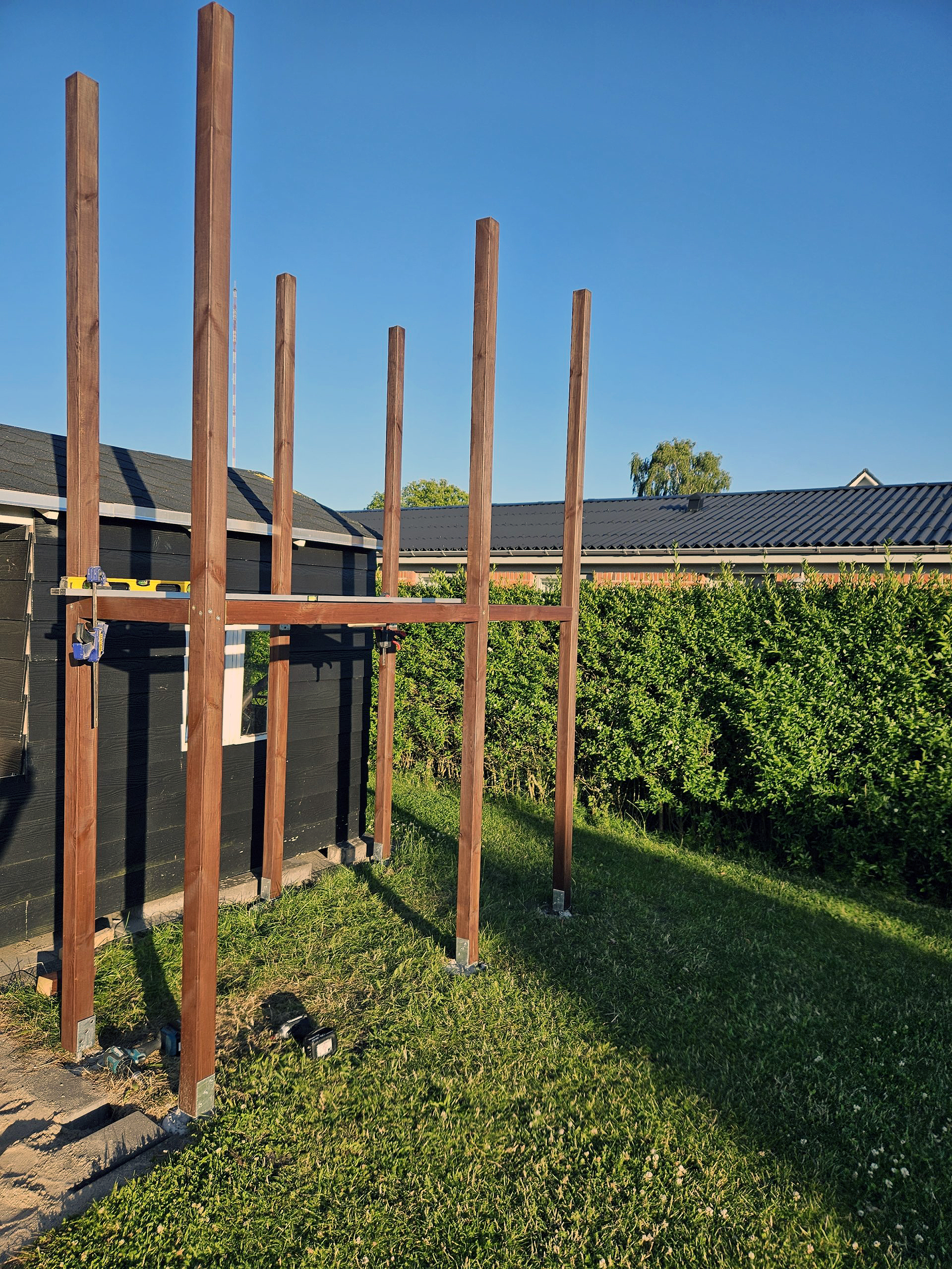 Legeplads med klatrevæg og gynger