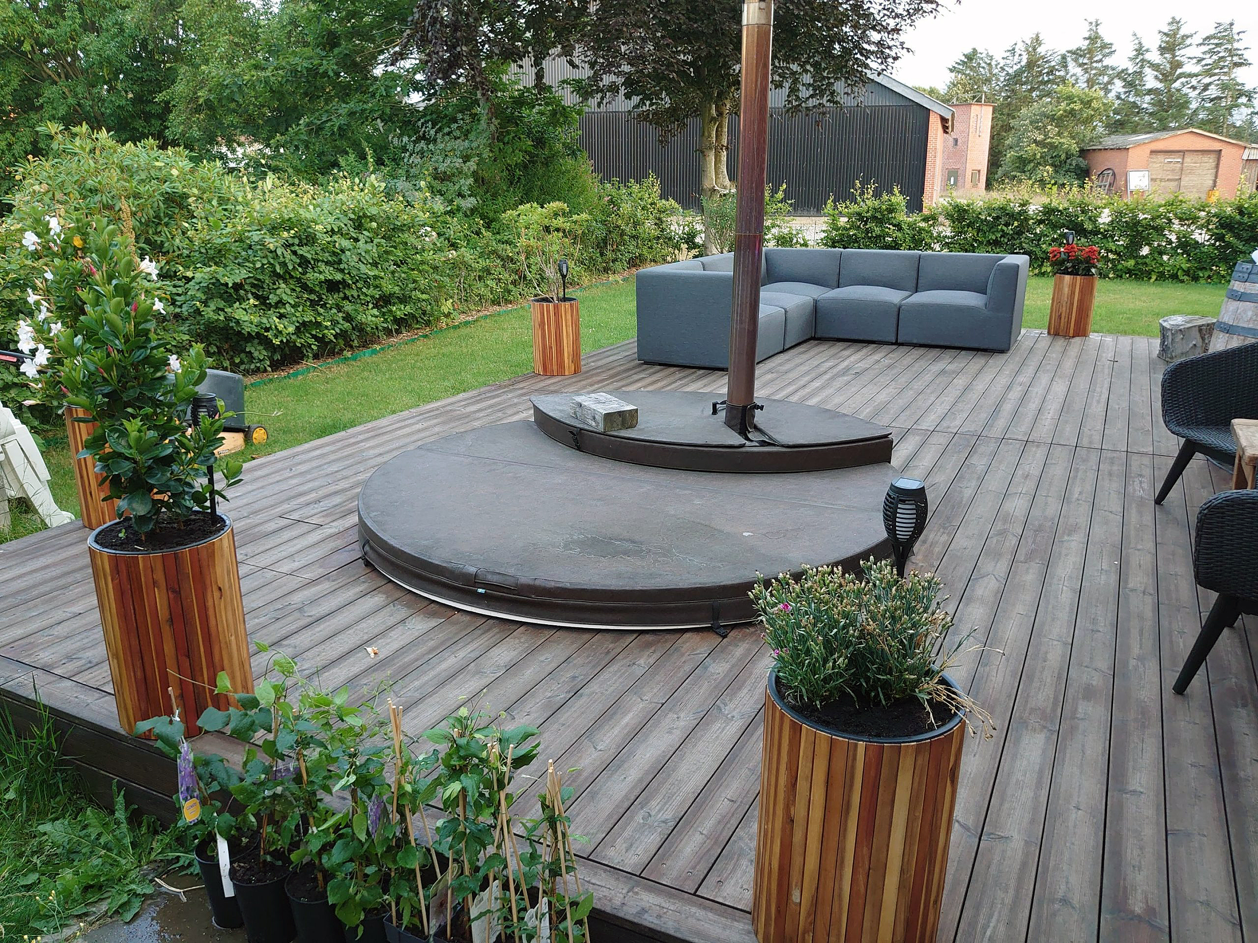 Træterrasse med nedgravet spa