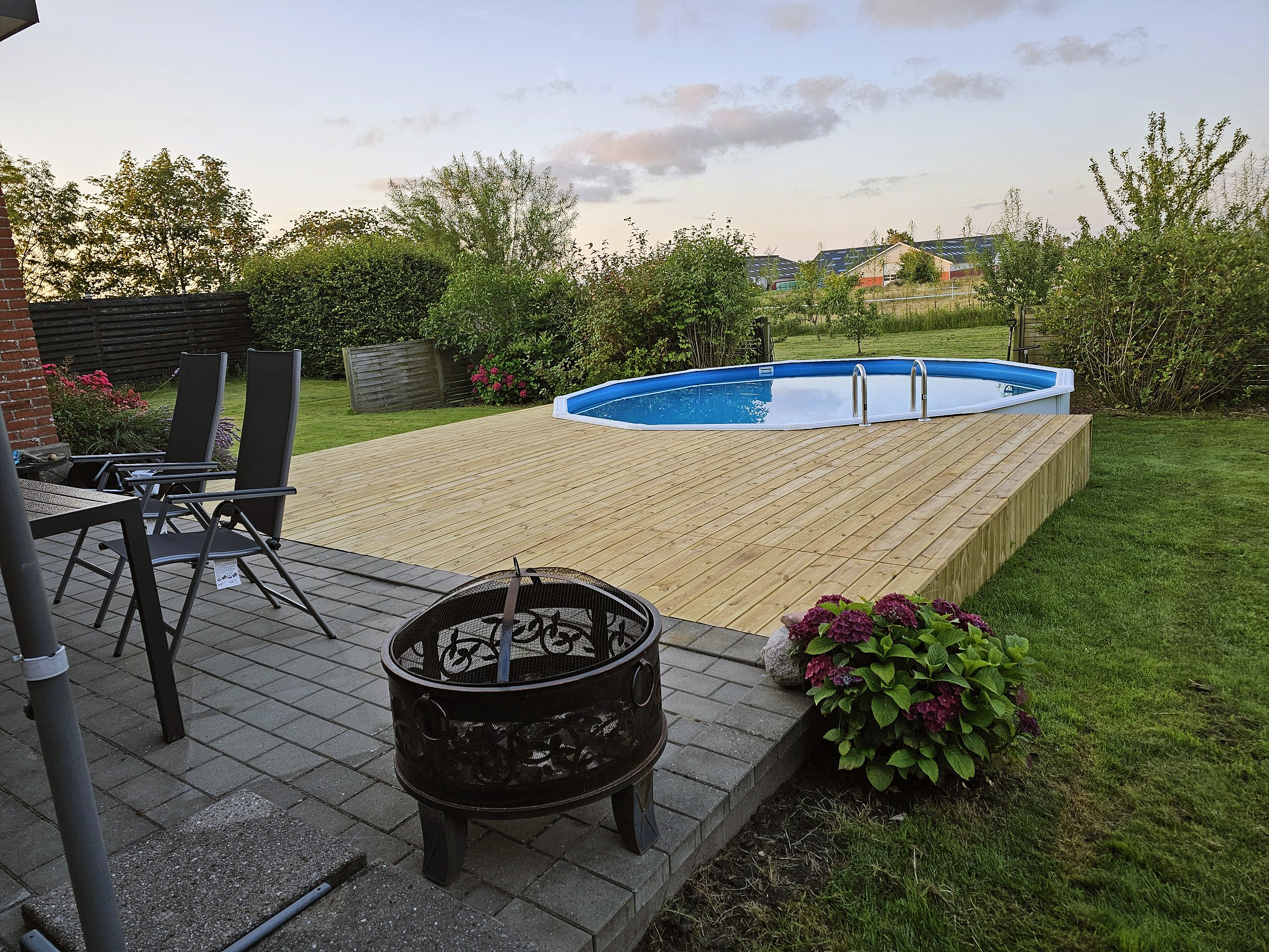 Træterrasse til swimmingpoolen