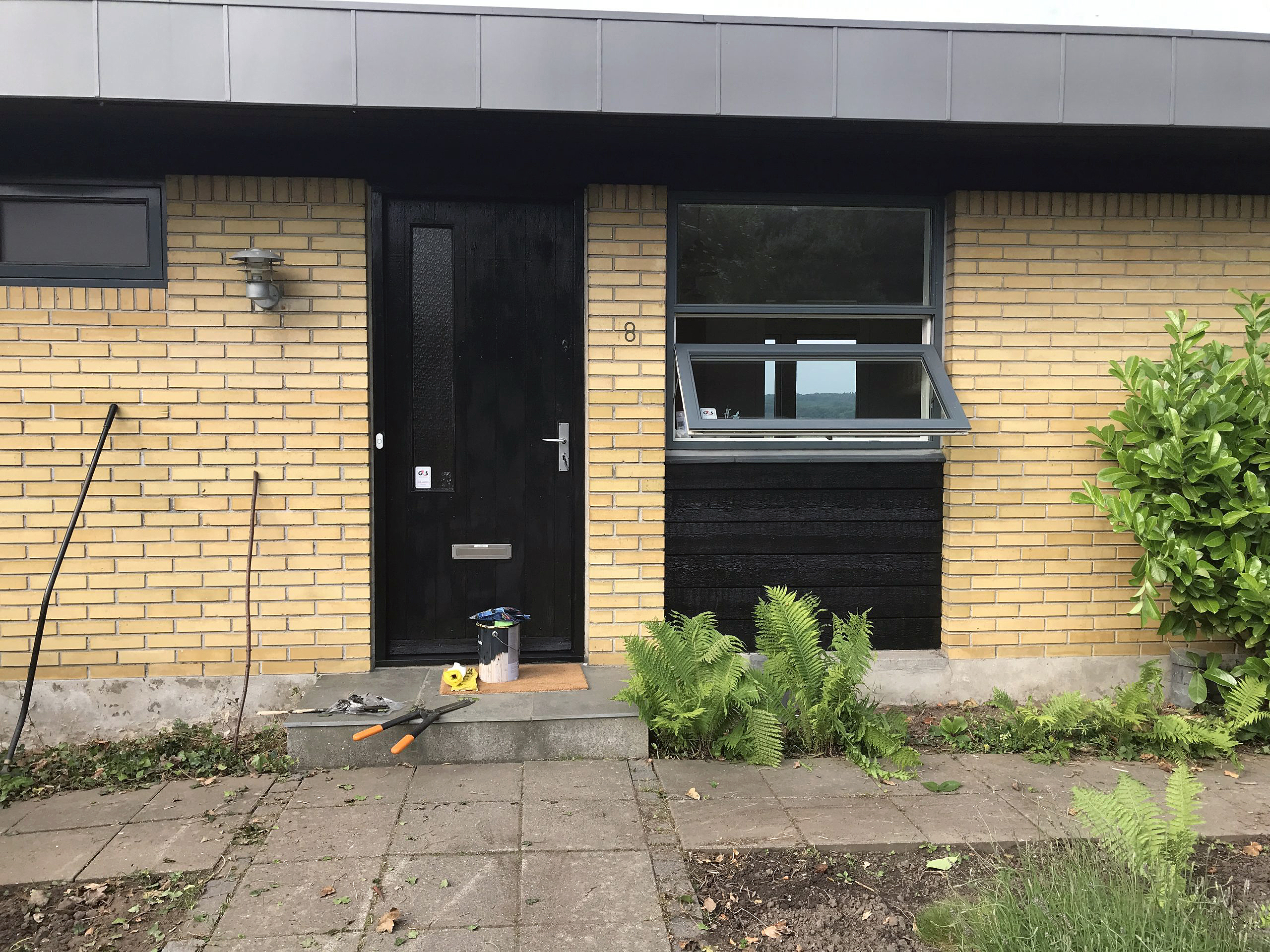 Flot stenbelægning med gamle mursten