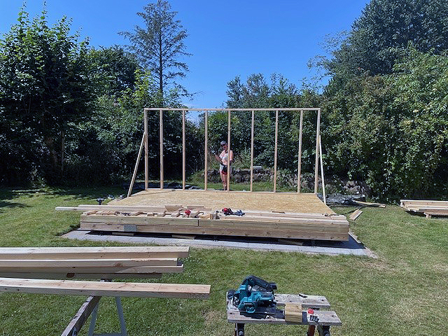 Praktisk anneks med pladebeklædning