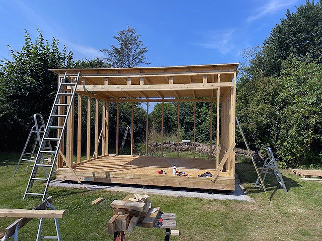 Praktisk anneks med pladebeklædning