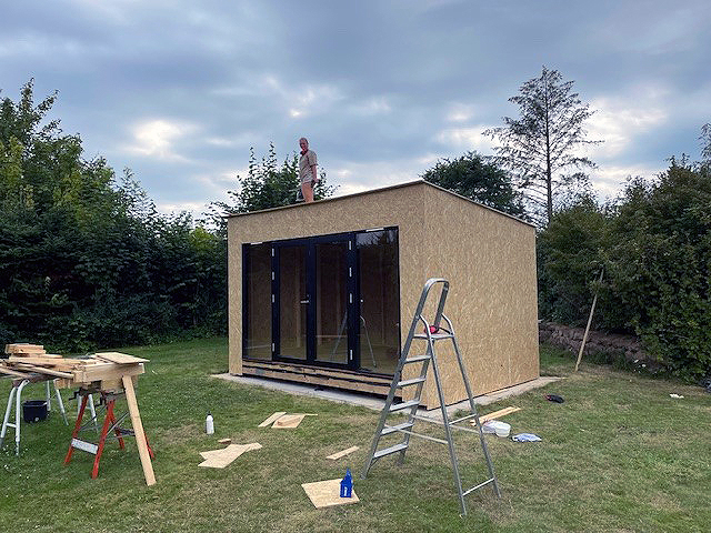 Praktisk anneks med pladebeklædning