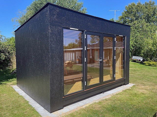 Praktisk anneks med pladebeklædning