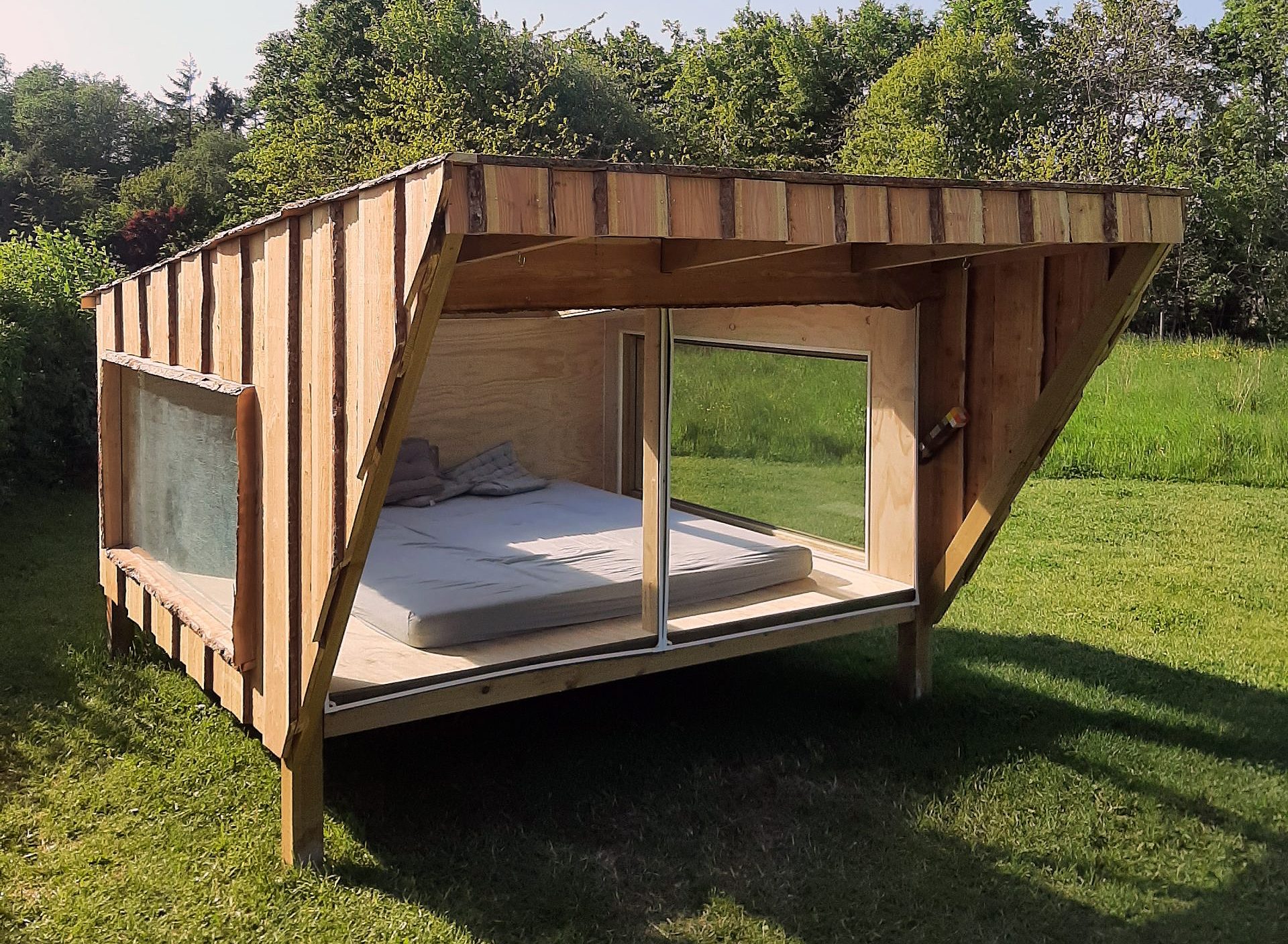 Shelter med indbygget vinduer