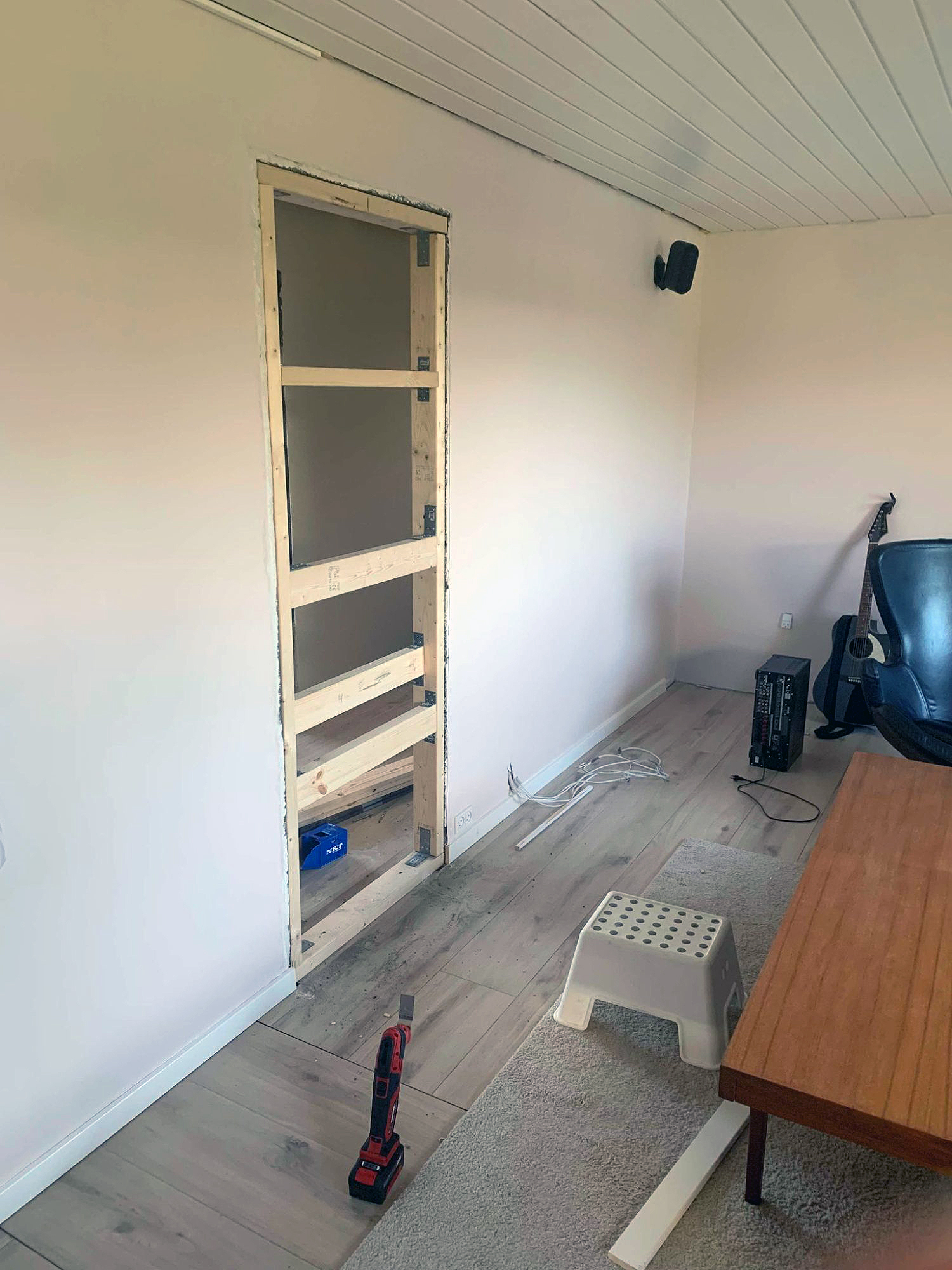 Lyddæmpet tv-væg skjuler blændet dør