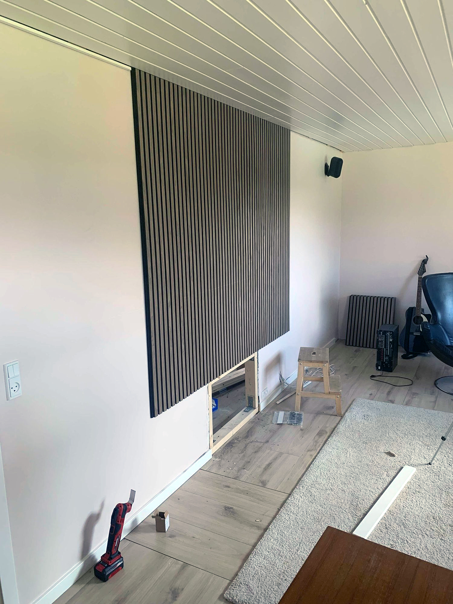 Lyddæmpet tv-væg skjuler blændet dør