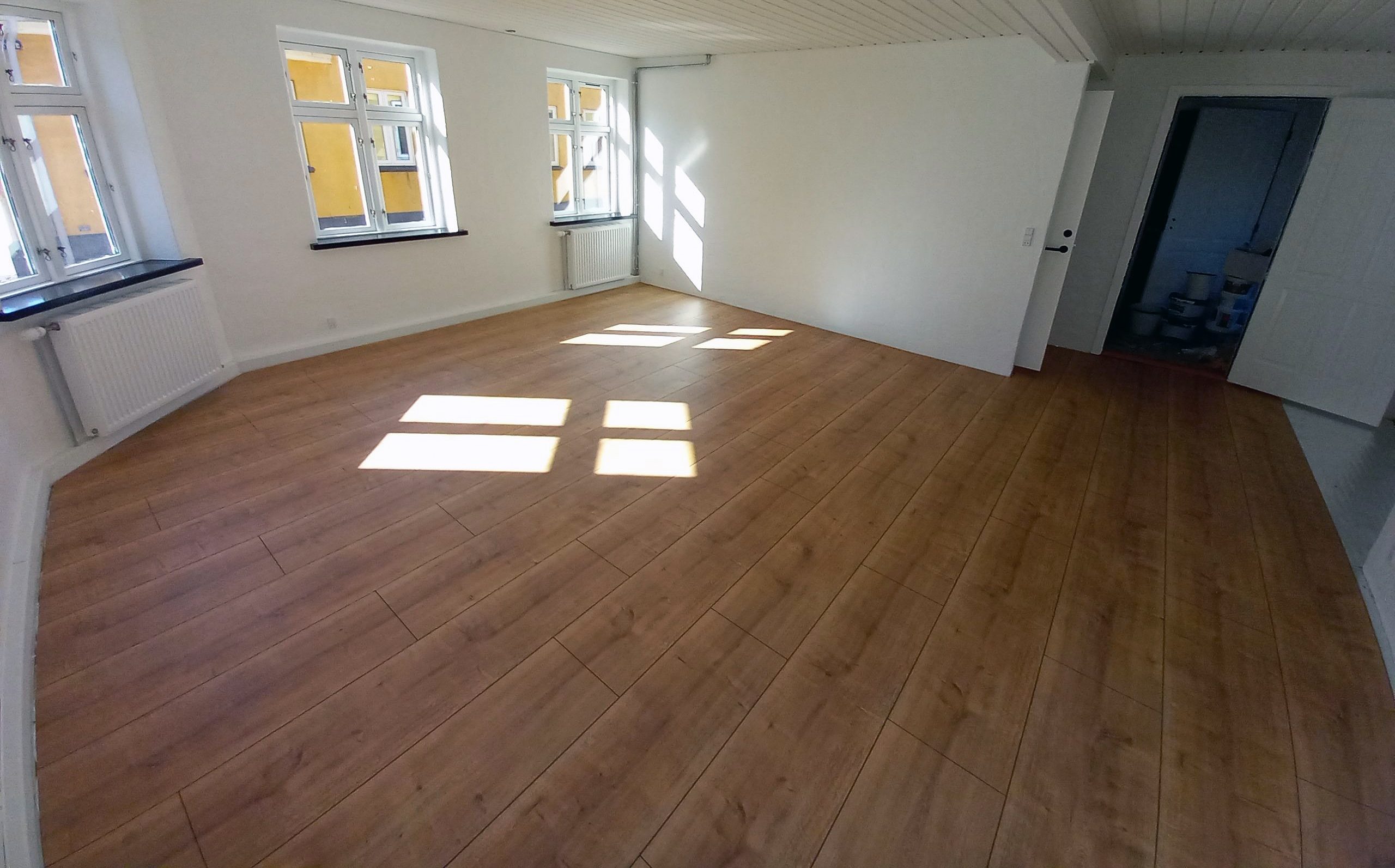 Nyt laminatgulv i hele huset