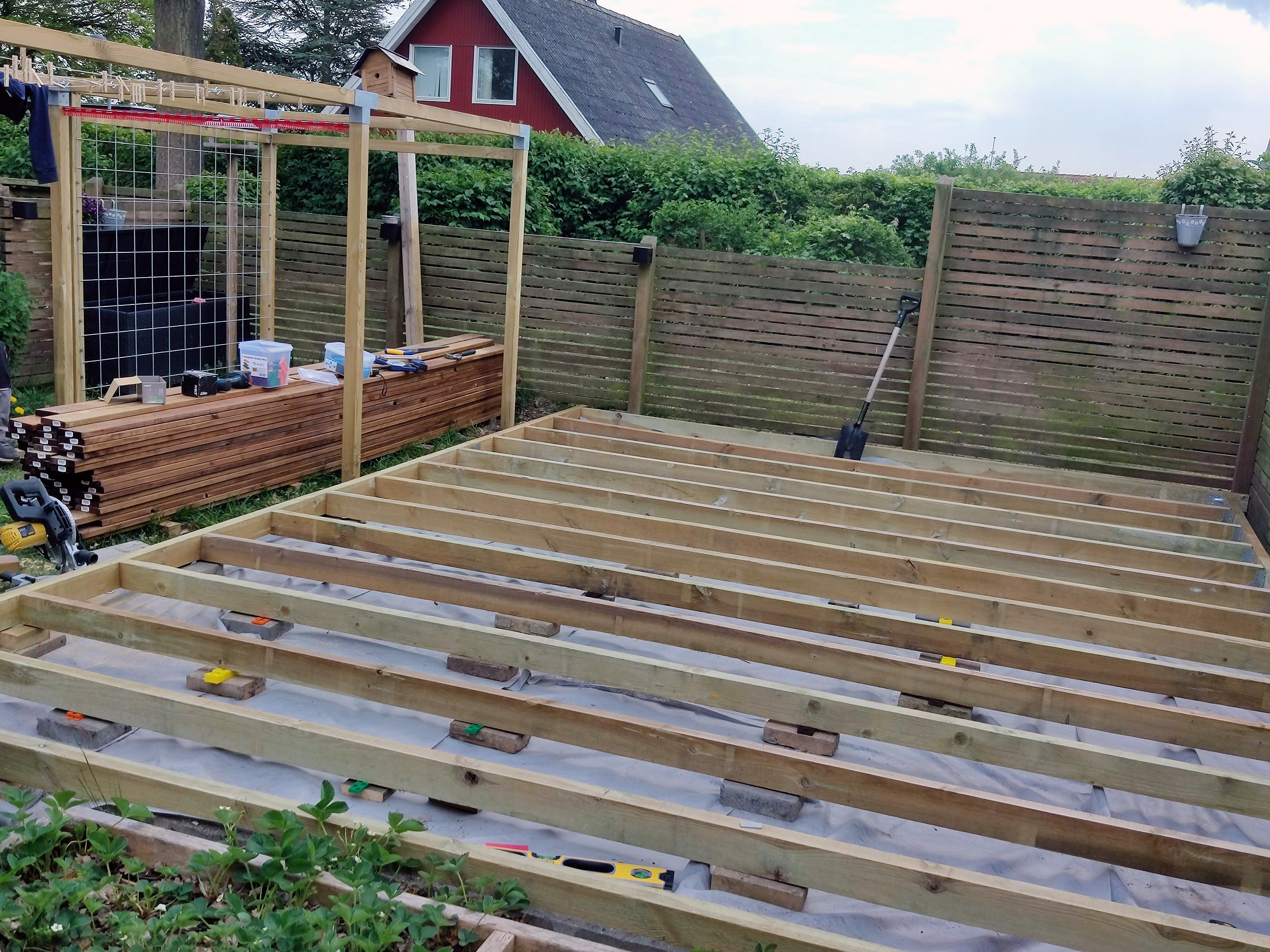 Træterrasse med kraftige kanter