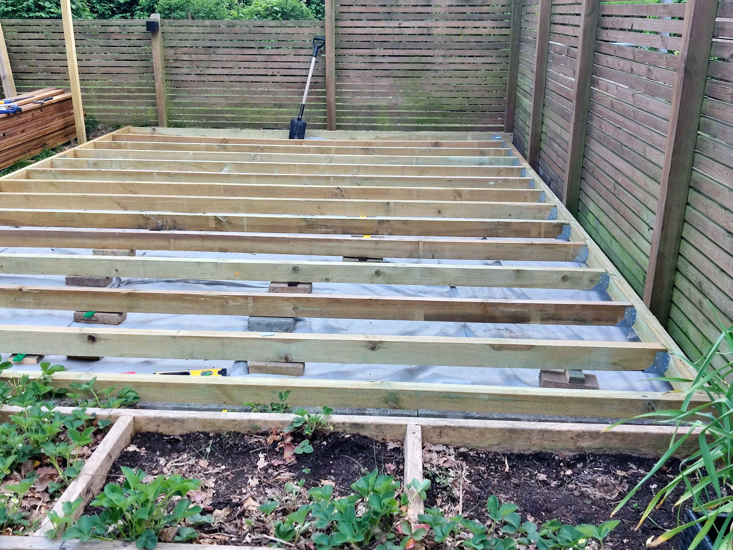 Træterrasse med kraftige kanter