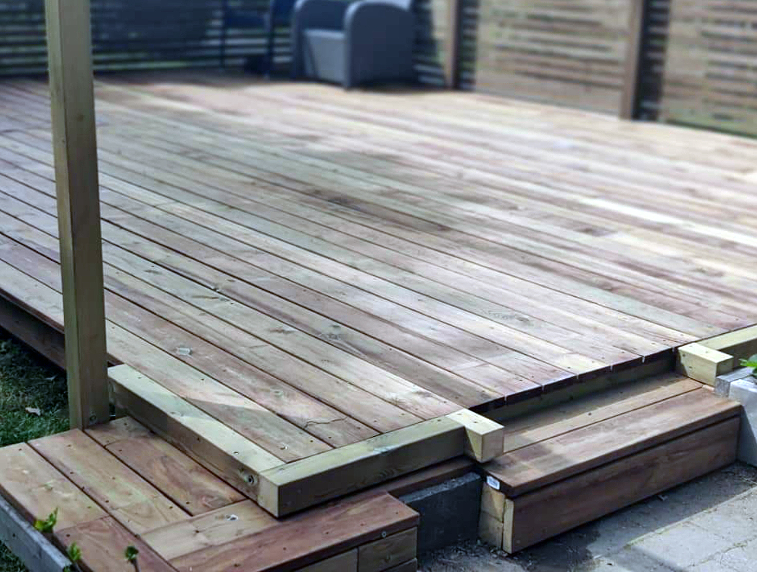 Træterrasse med kraftige kanter