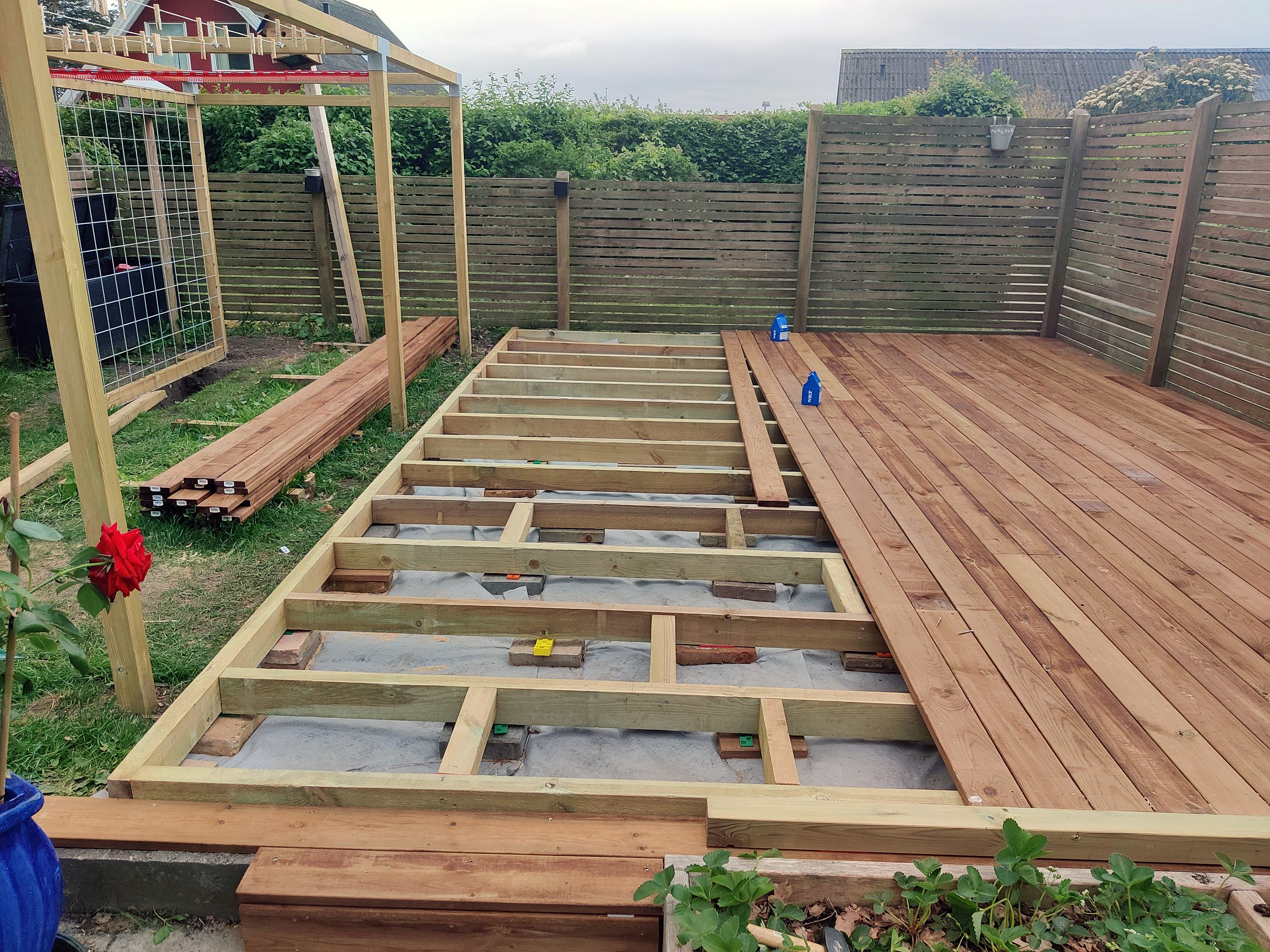 Træterrasse med kraftige kanter