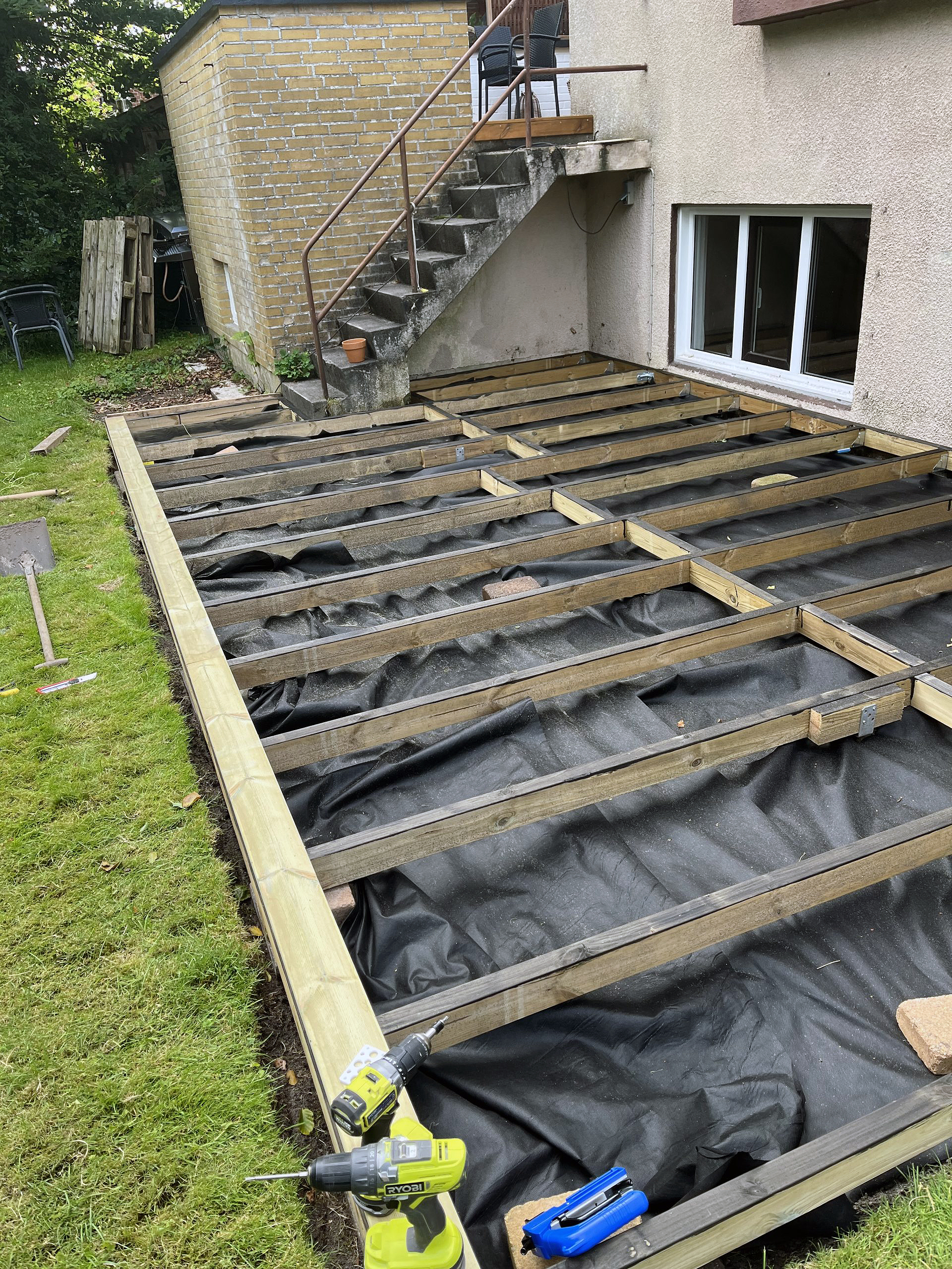 Nem træterrasse understøttet af fliser