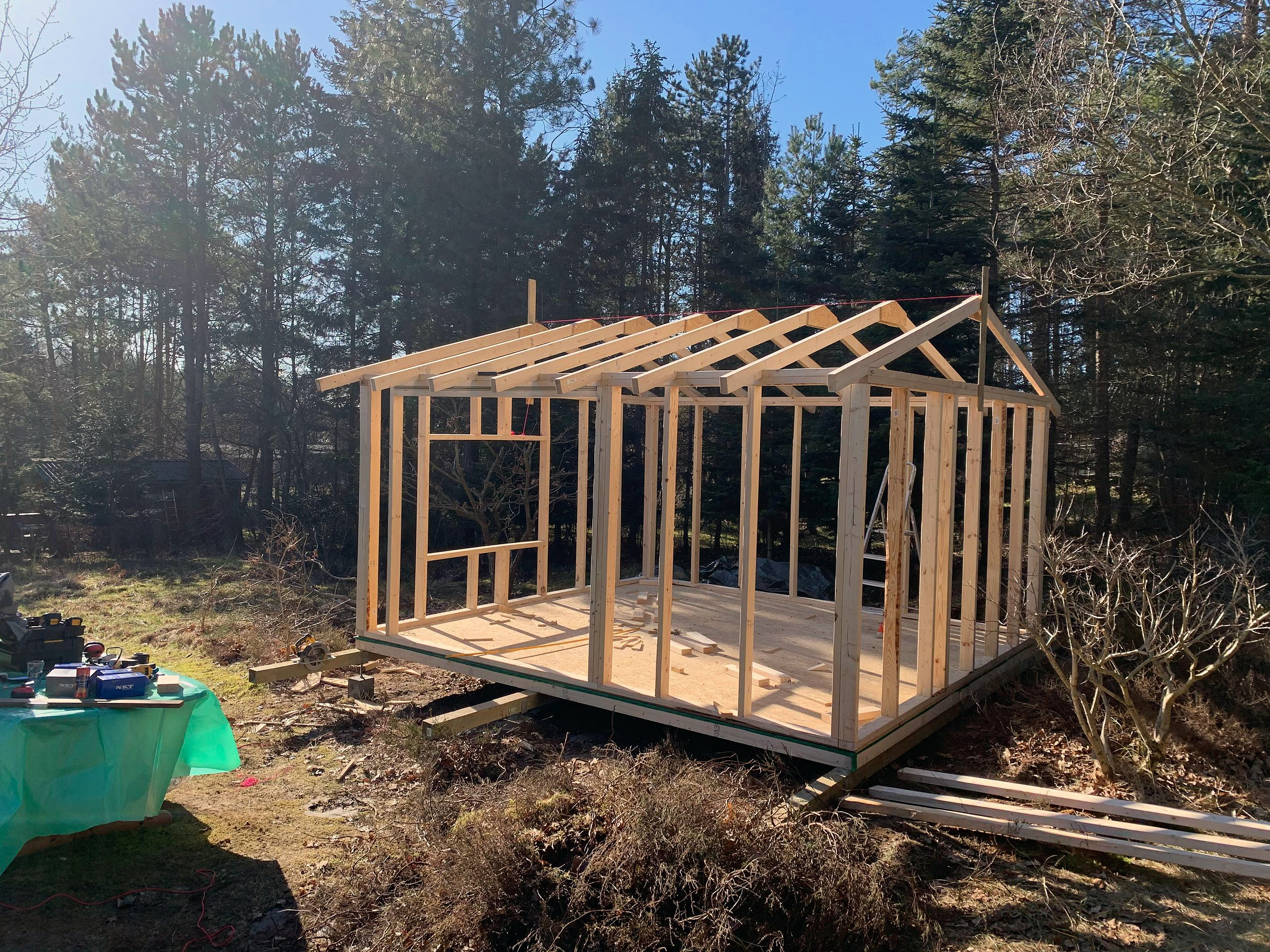 Hyggeligt anneks i skoven