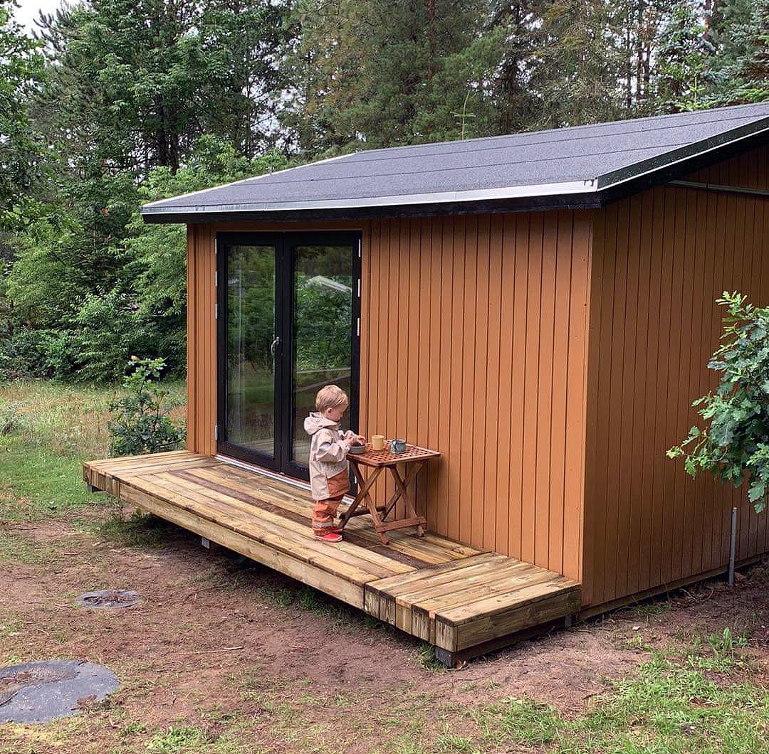 Hyggeligt anneks i skoven