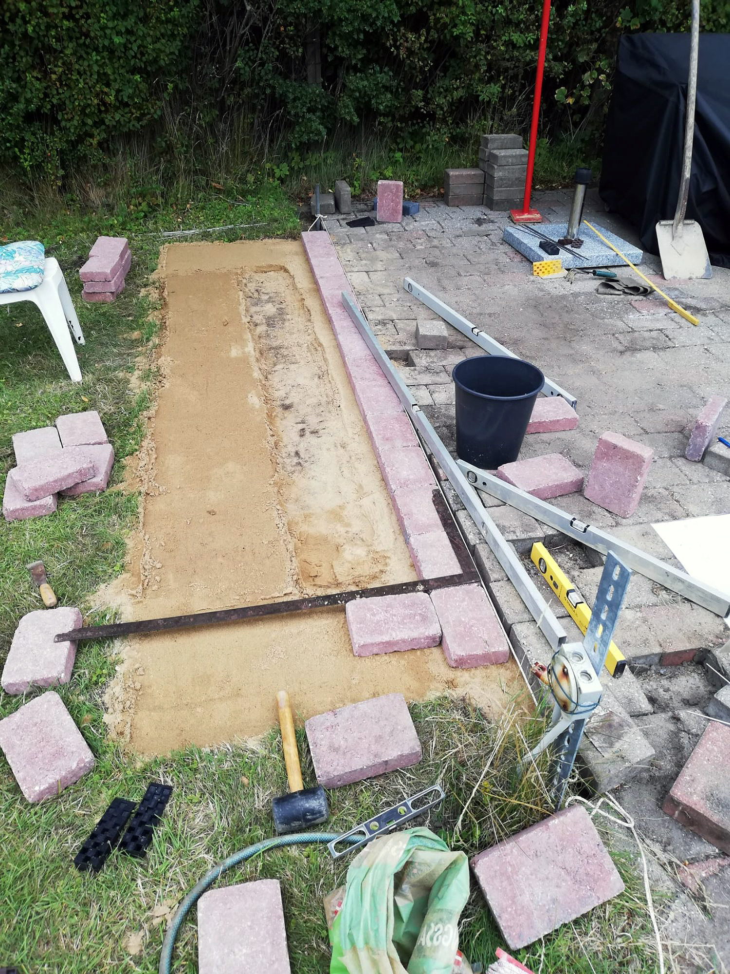 Højbede i rødmixede herregårdssten