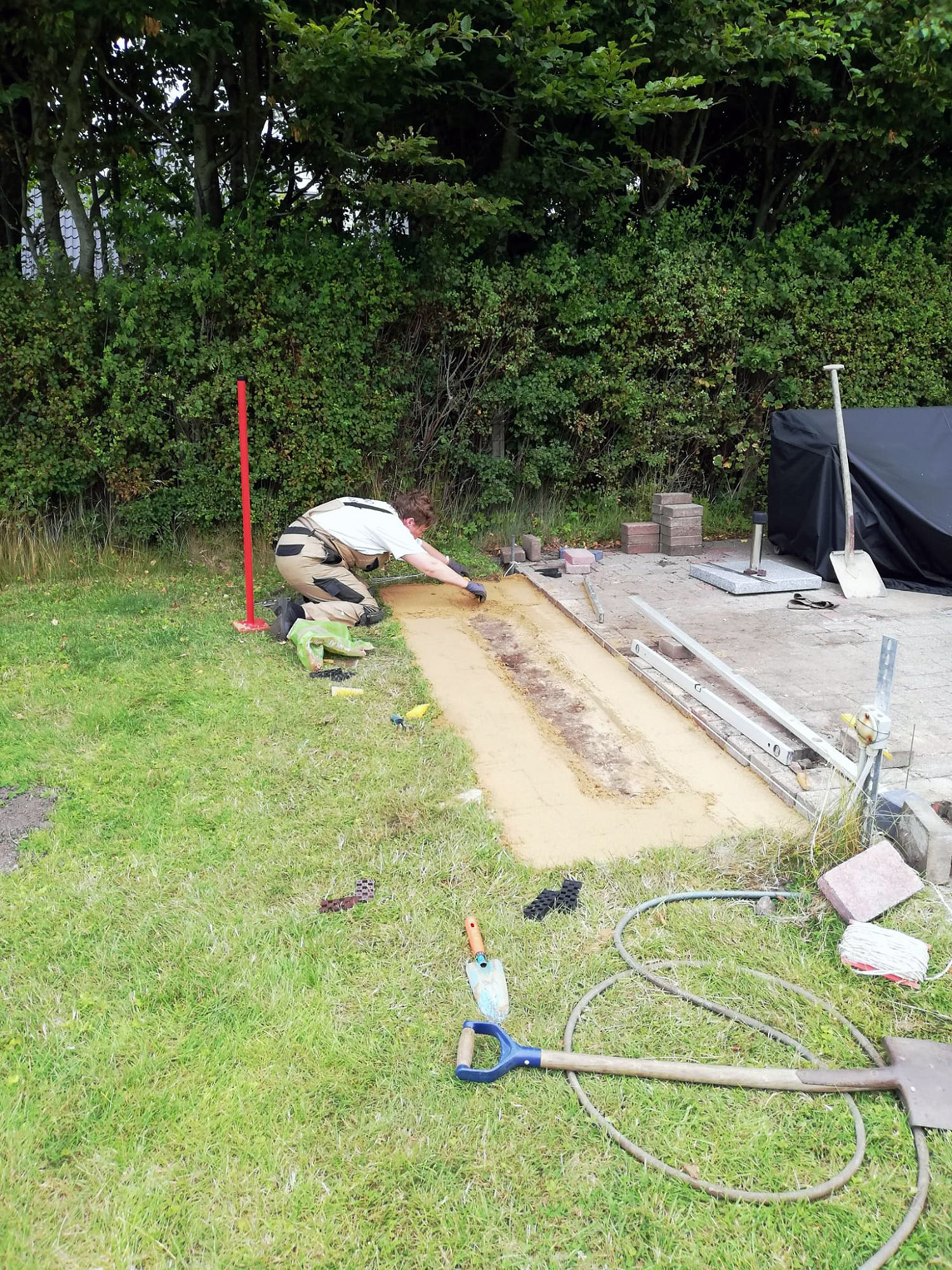 Højbede i rødmixede herregårdssten