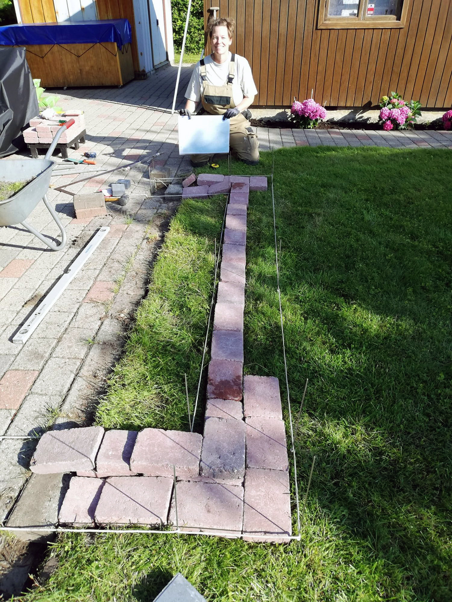 Højbede i rødmixede herregårdssten