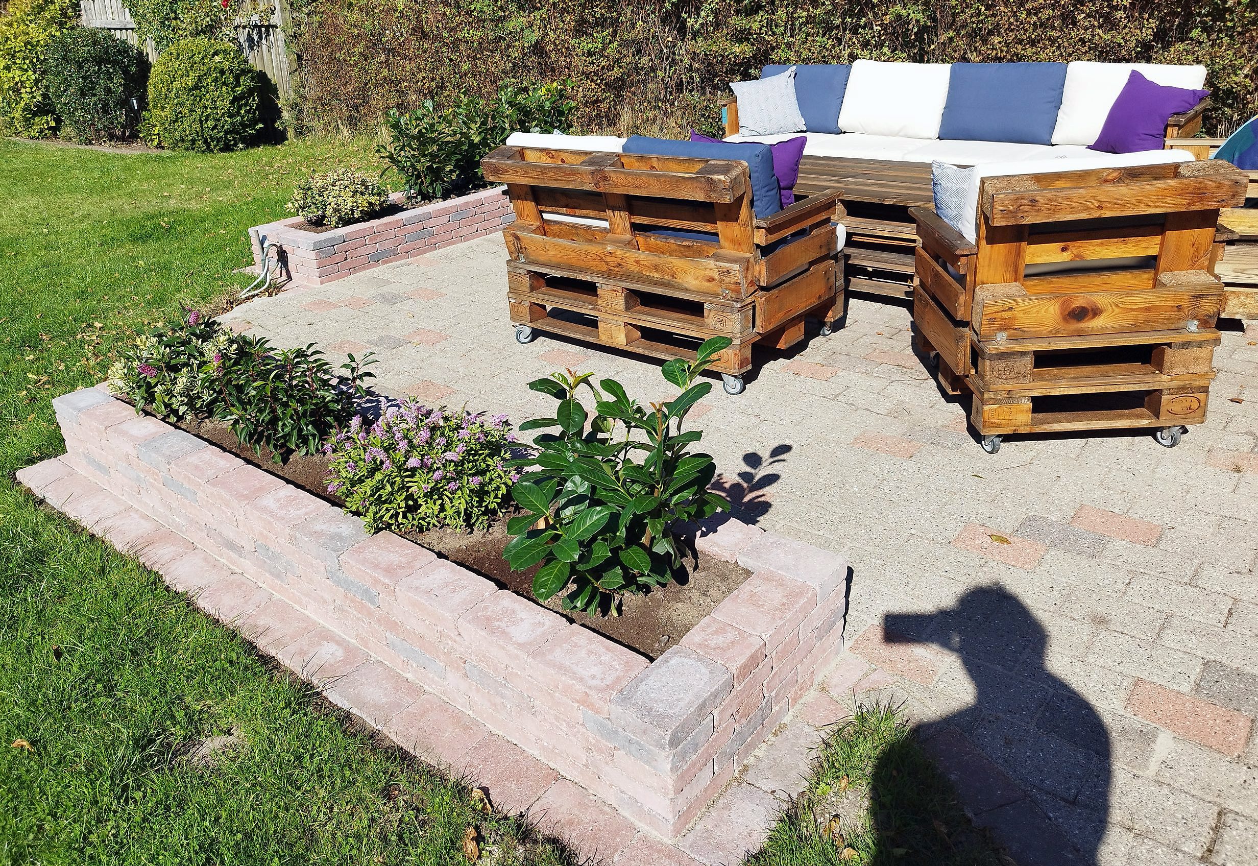 Højbede i rødmixede herregårdssten