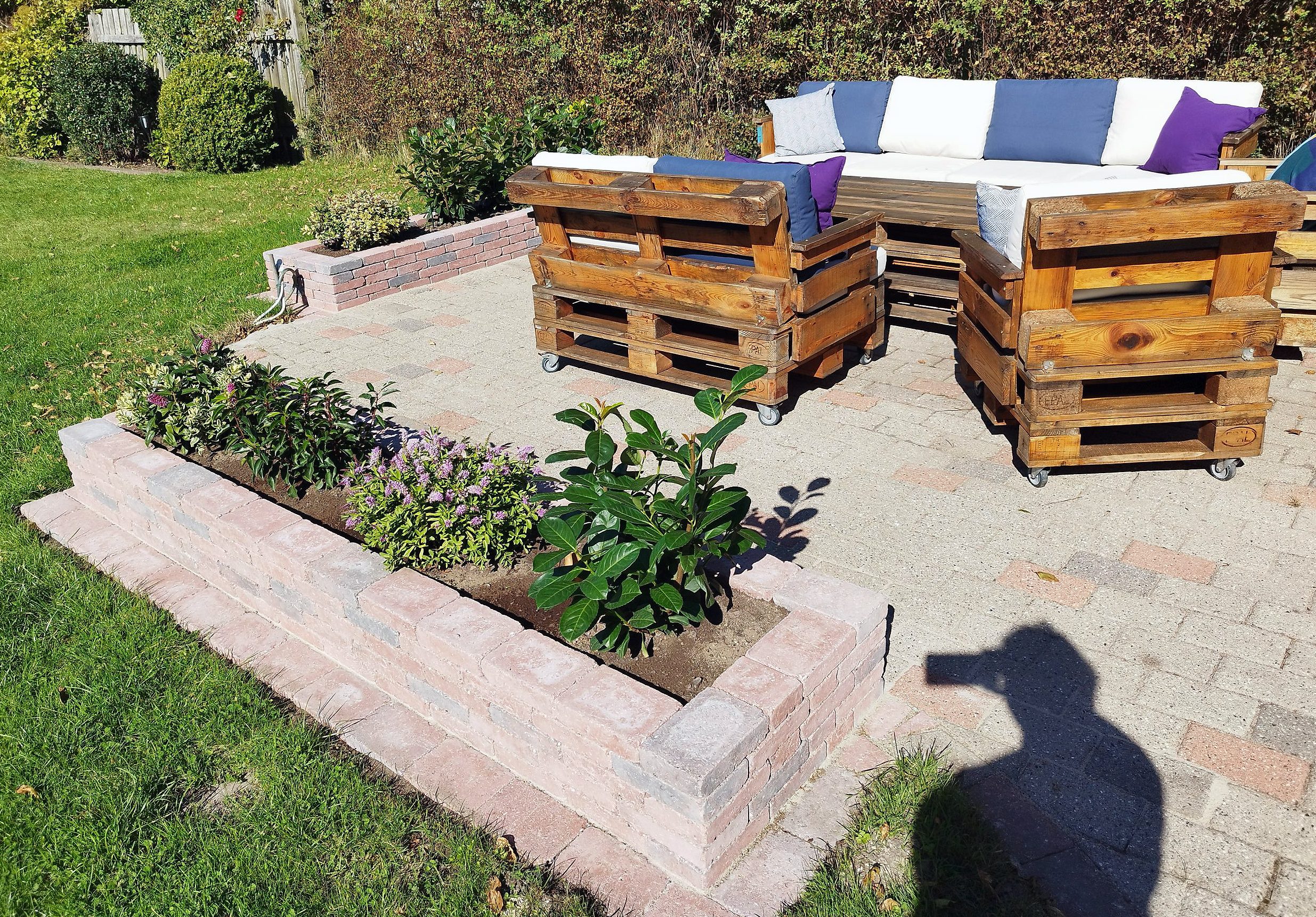 Højbede i rødmixede herregårdssten