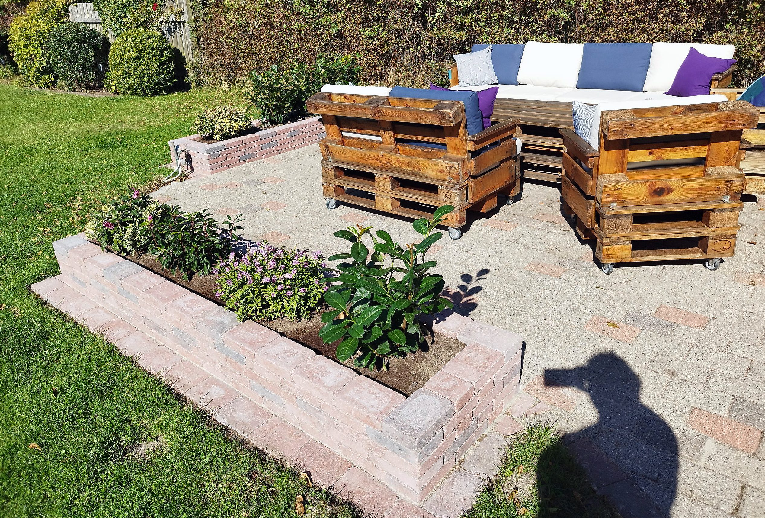 Højbede i rødmixede herregårdssten