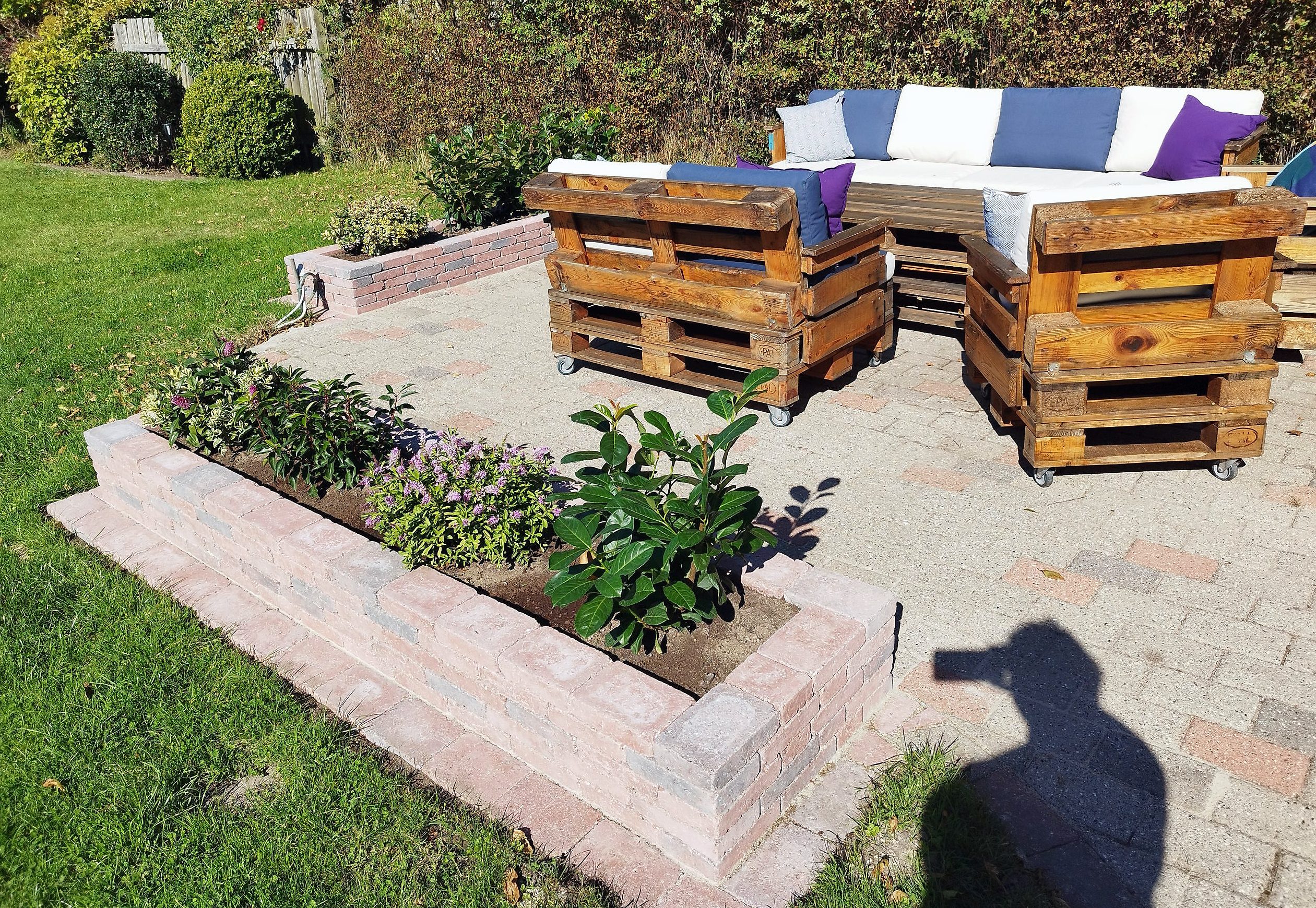 Højbede i rødmixede herregårdssten