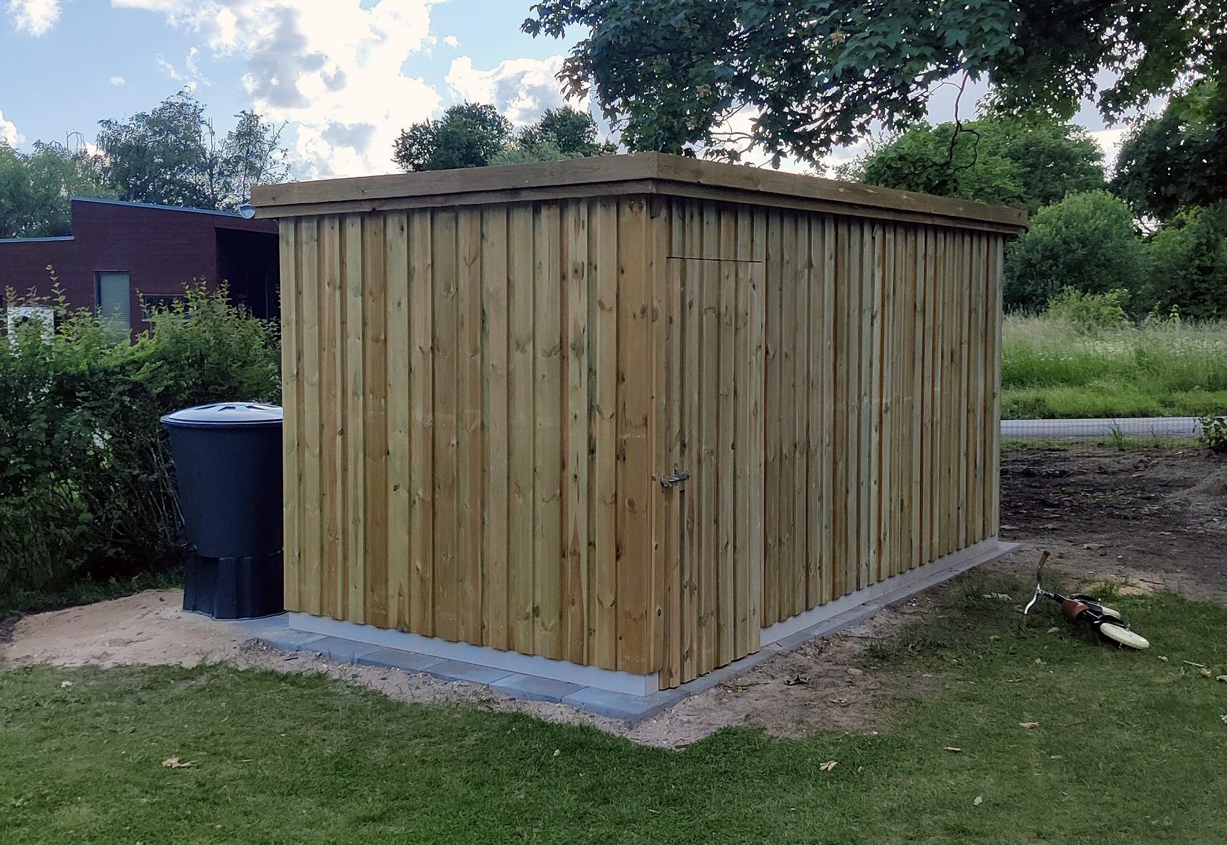 Lille redskabsskur i baghaven
