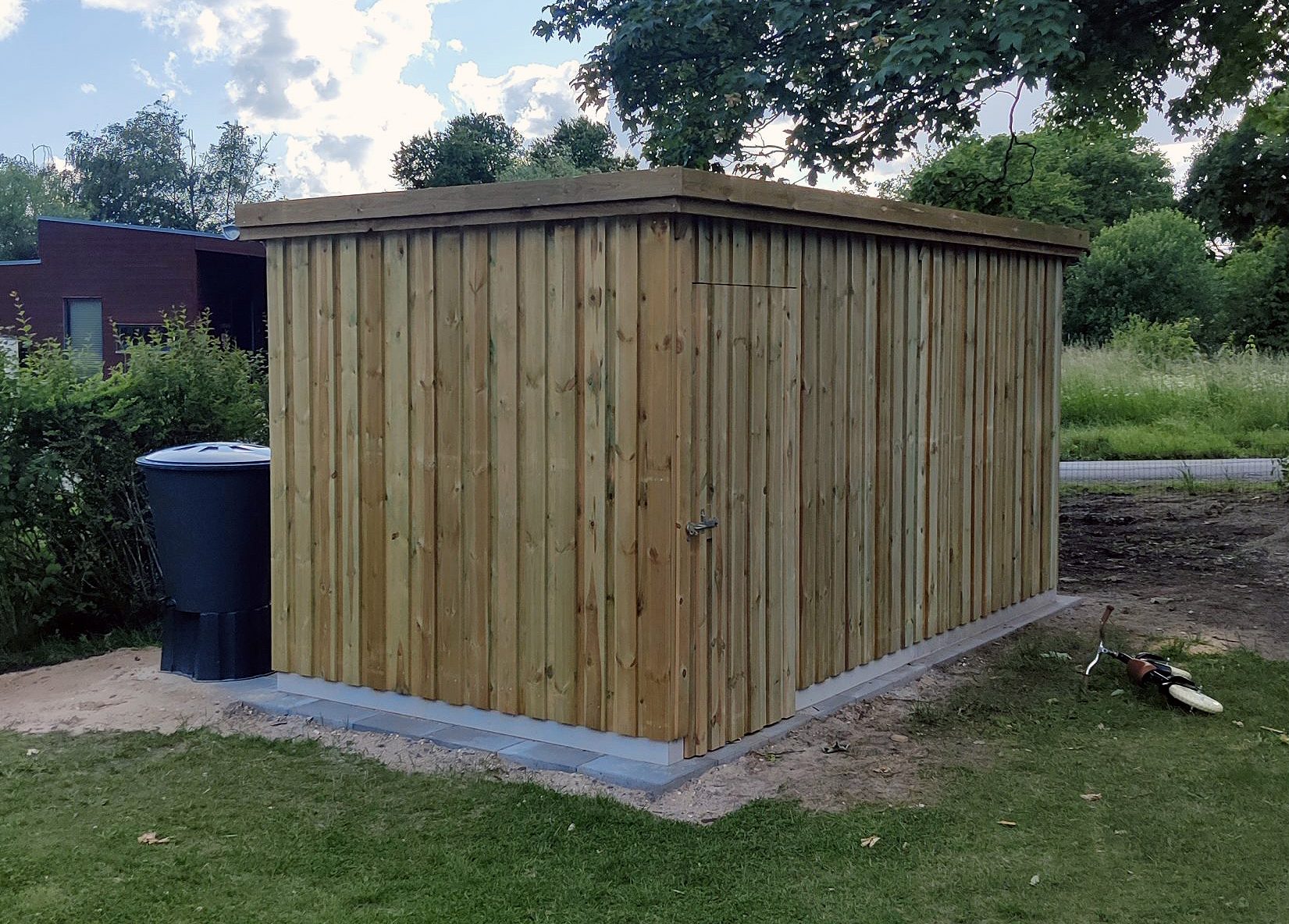 Lille redskabsskur i baghaven