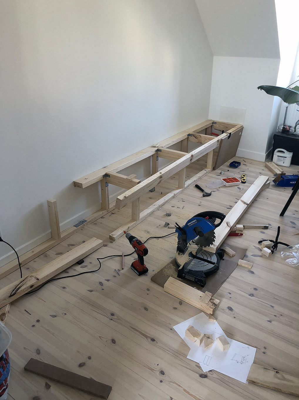 Charmerende slagbæk i hjørnet