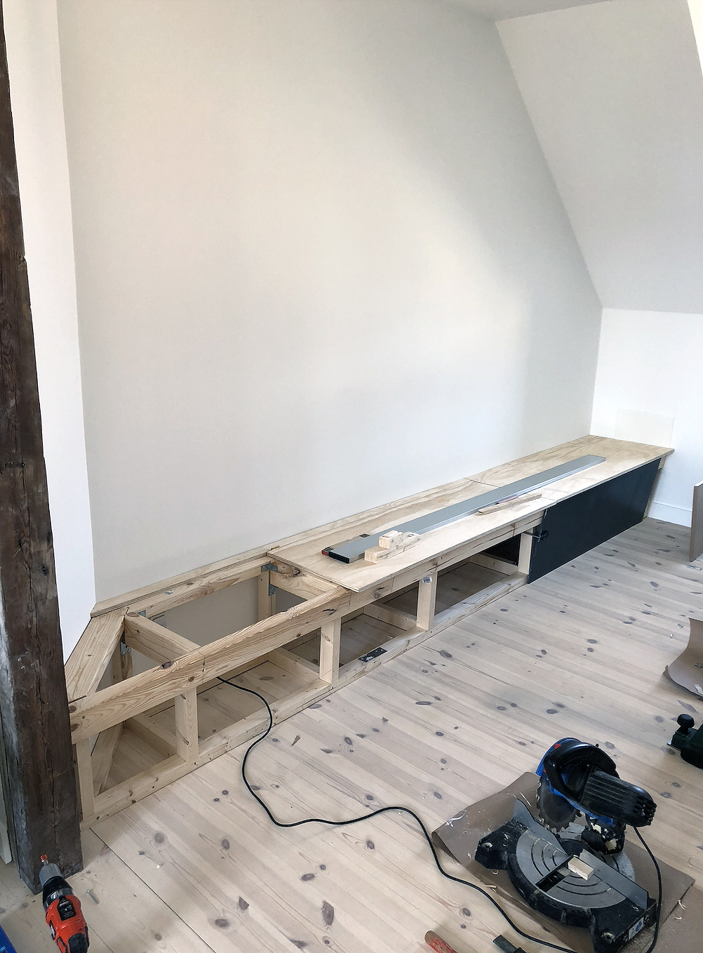 Charmerende slagbæk i hjørnet