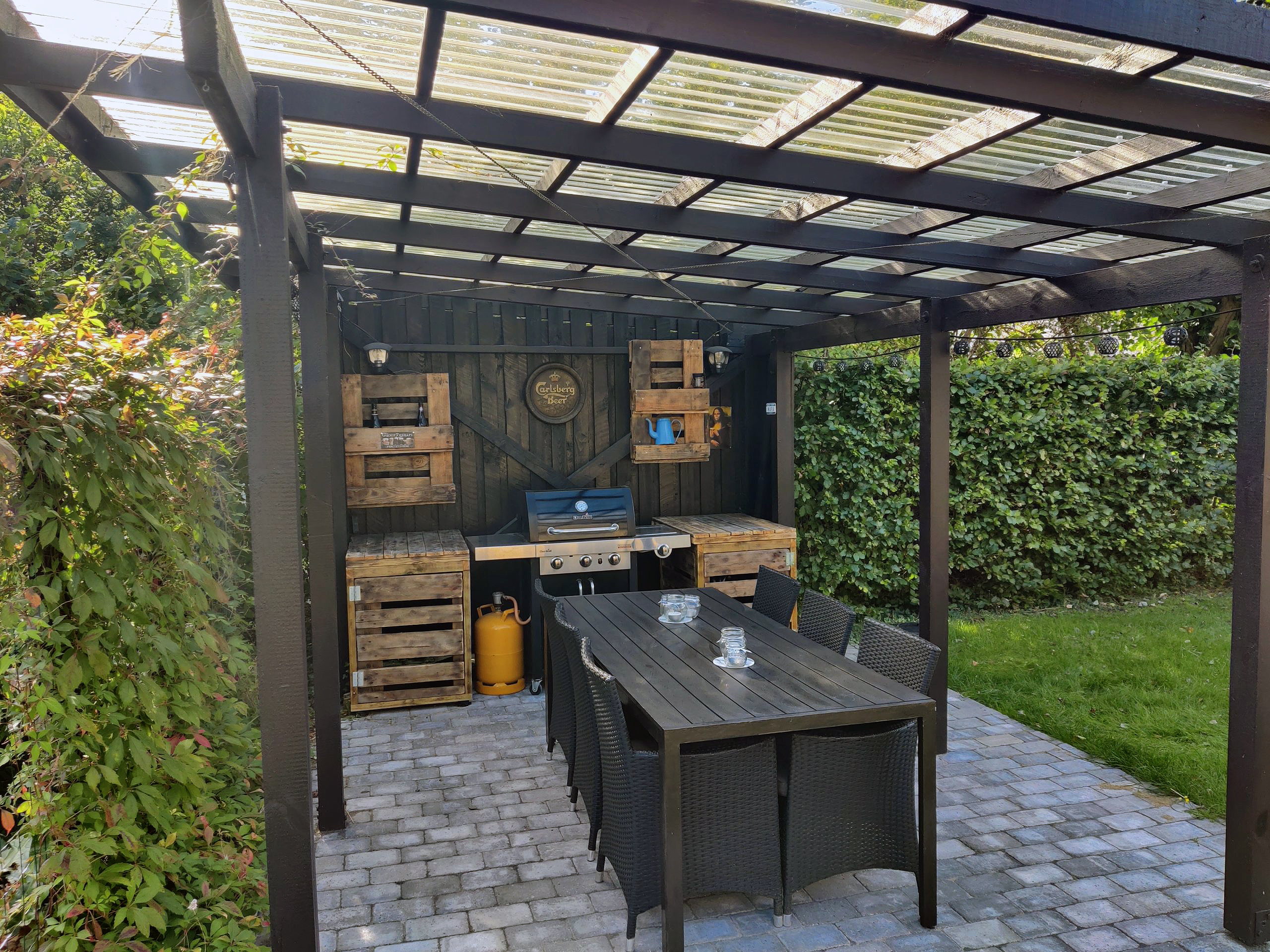 Overdækket grillplads i haven