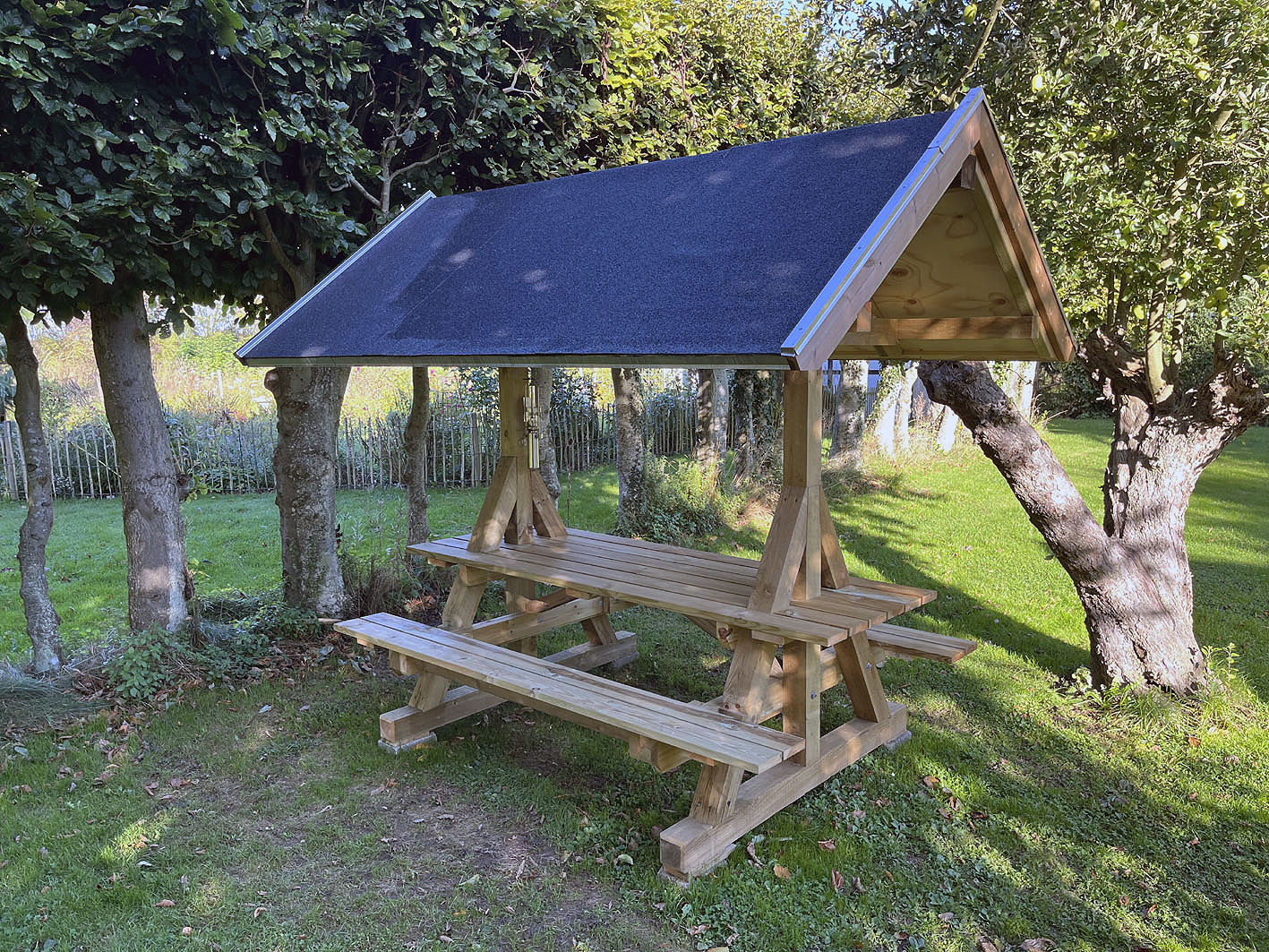 Solid havebænk med overdækning