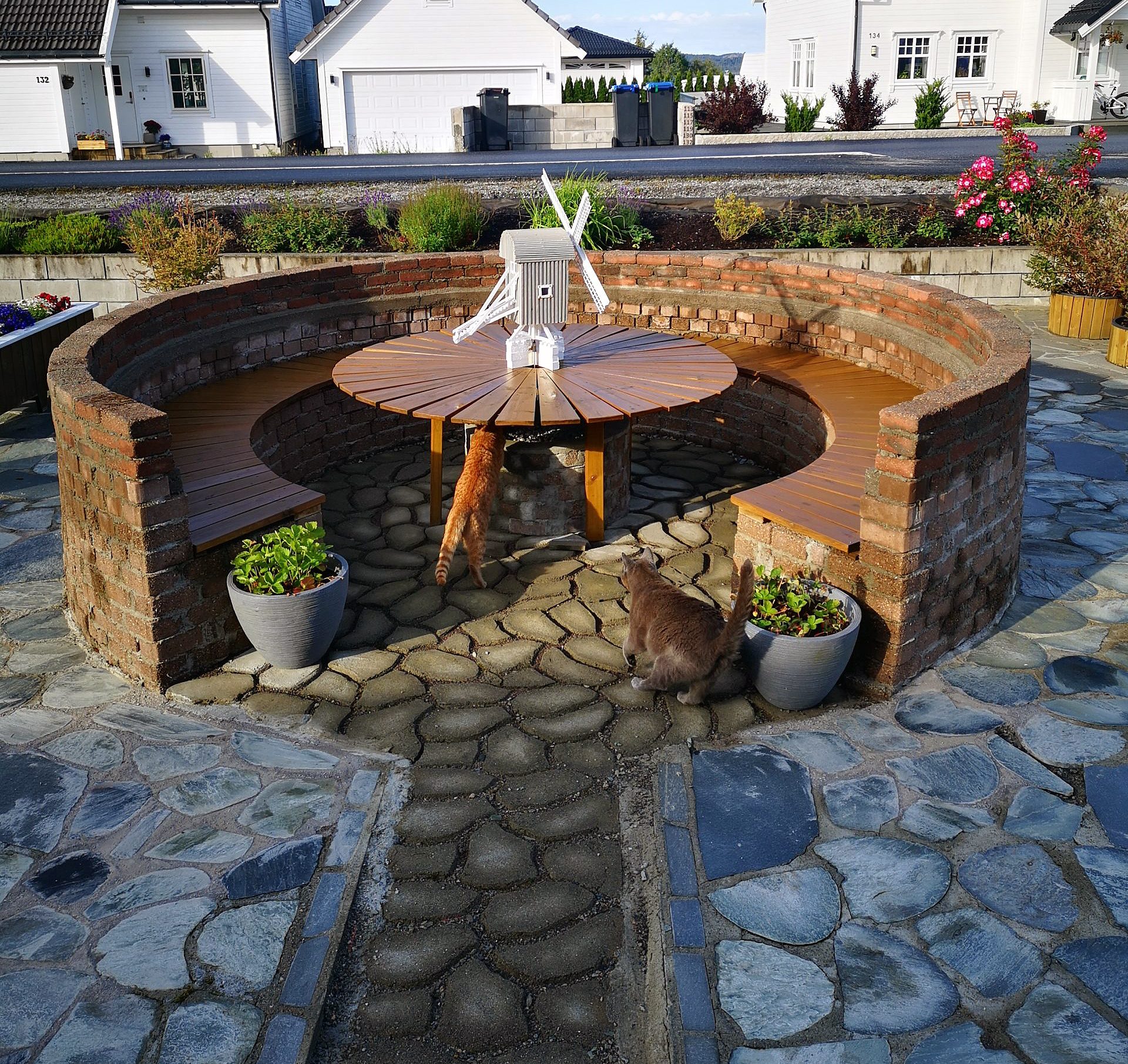 Rund muret bænk med indbygget bålplads