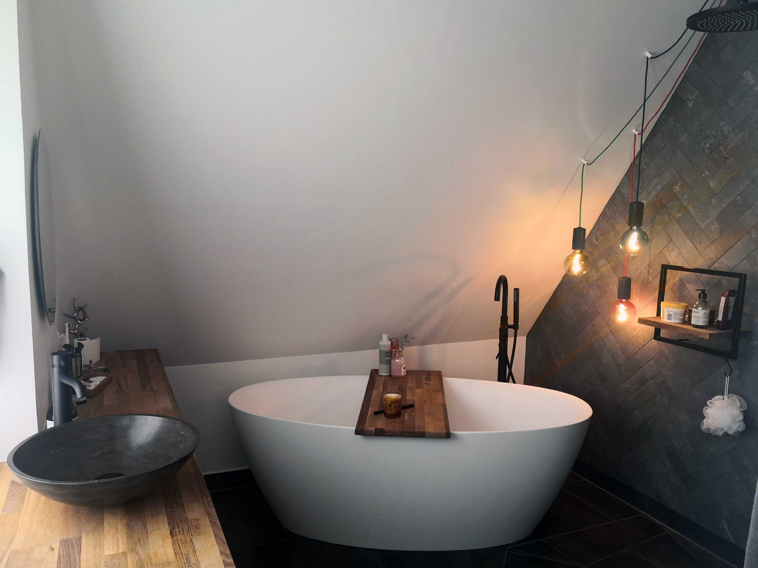 Lækkert badeværelse i sammenlagte rum