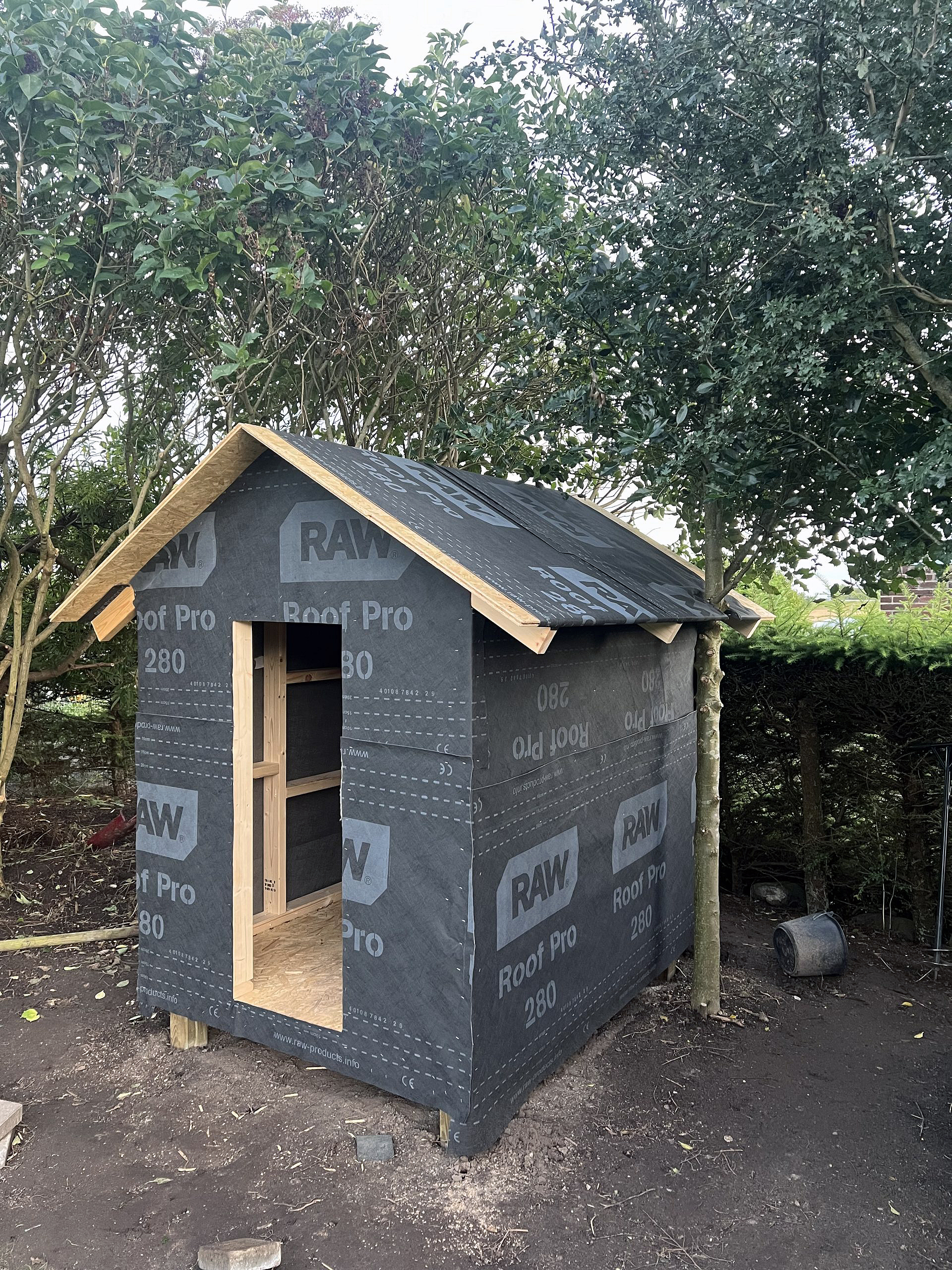 Hyggeligt legehus i baghaven